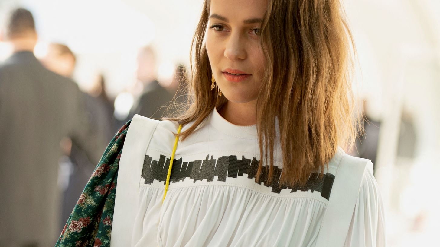 &#x3A0;&#x3BF;&#x3B9;&#x3BF;&#x3C2; &#x3B8;&#x3B1; &#x3C0;&#x3AF;&#x3C3;&#x3C4;&#x3B5;&#x3C5;&#x3B5; &#x3CC;&#x3C4;&#x3B9; &#x3B7; Alicia Vikander &#x3BA;&#x3C1;&#x3CD;&#x3B2;&#x3B5;&#x3B9; &#x3BC;&#x3AF;&#x3B1; &#x3C4;&#x3CC;&#x3C3;&#x3BF; &#x3C3;&#x3BA;&#x3BF;&#x3C4;&#x3B5;&#x3B9;&#x3BD;&#x3AE; &#x3C0;&#x3BB;&#x3B5;&#x3C5;&#x3C1;&#x3AC;;