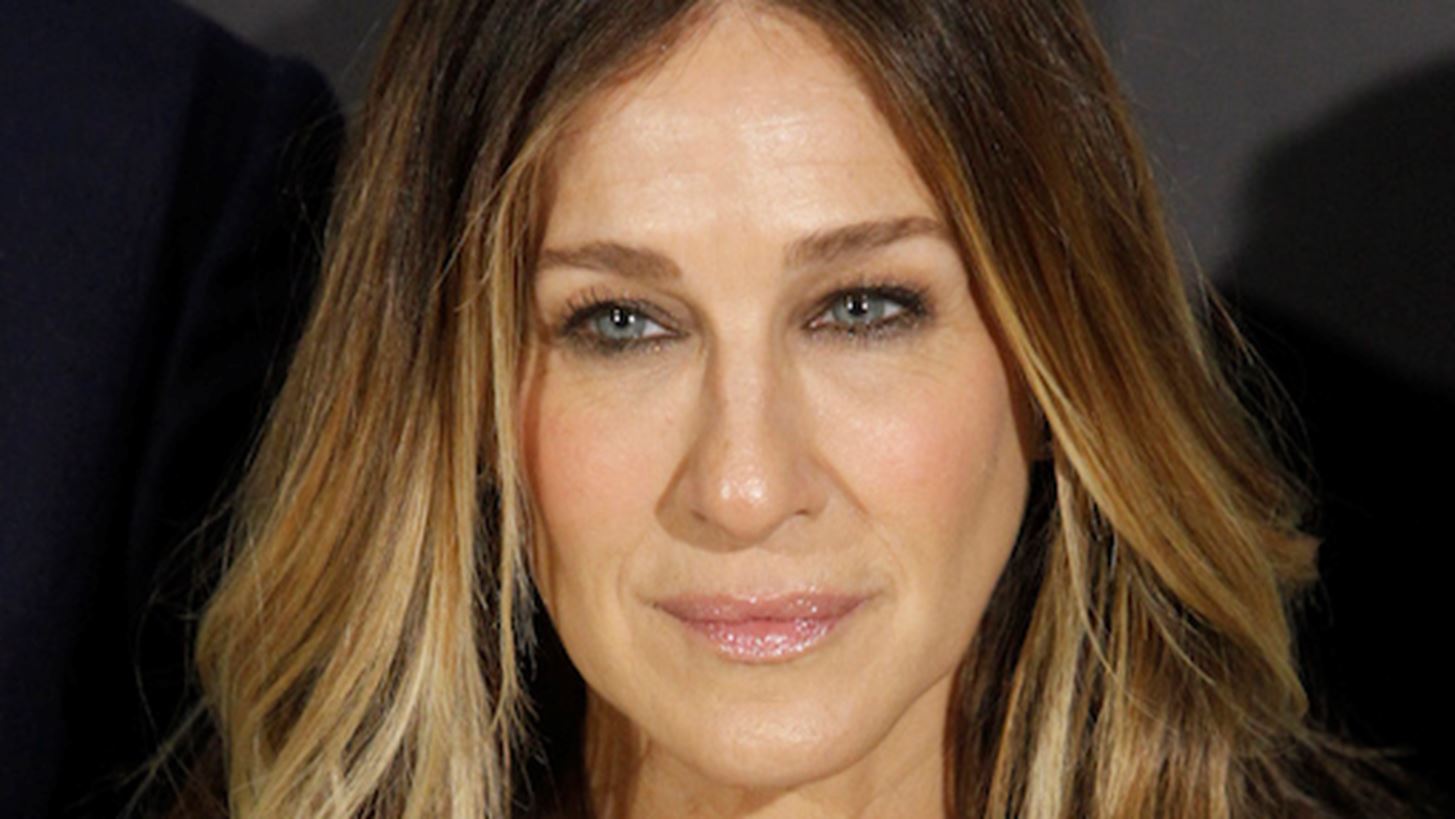 Sarah Jessica Parker: &#x391;&#x3C0;&#x3BF;&#x3BA;&#x3B1;&#x3BB;&#x3CD;&#x3C0;&#x3C4;&#x3B5;&#x3B9; &#x3C0;&#x3BF;&#x3B9;&#x3BF; outfit &#x3C4;&#x3B7;&#x3C2; Carrie &#x3B4;&#x3B5; &#x3B8;&#x3B1; &#x3C6;&#x3BF;&#x3C1;&#x3BF;&#x3CD;&#x3C3;&#x3B5; &#x3C0;&#x3BF;&#x3C4;&#x3AD;