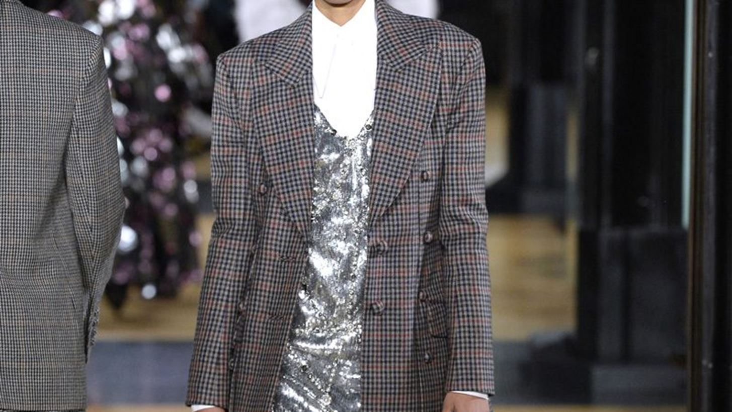 Ασημί χρώμα | Πώς θα το φορέσεις στα casual και τα εορταστικά looks σου