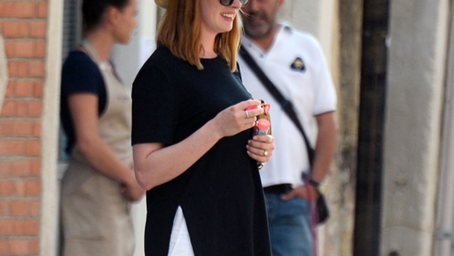 Anne Hathaway: &#x3A0;&#x3BF;&#x3CD; &#x3C4;&#x3B7;&#x3BD; &#x3B5;&#x3BD;&#x3C4;&#x3CC;&#x3C0;&#x3B9;&#x3C3;&#x3B5; &#x3BF; &#x3C6;&#x3C9;&#x3C4;&#x3BF;&#x3B3;&#x3C1;&#x3B1;&#x3C6;&#x3B9;&#x3BA;&#x3CC;&#x3C2; &#x3C6;&#x3B1;&#x3BA;&#x3CC;&#x3C2;;