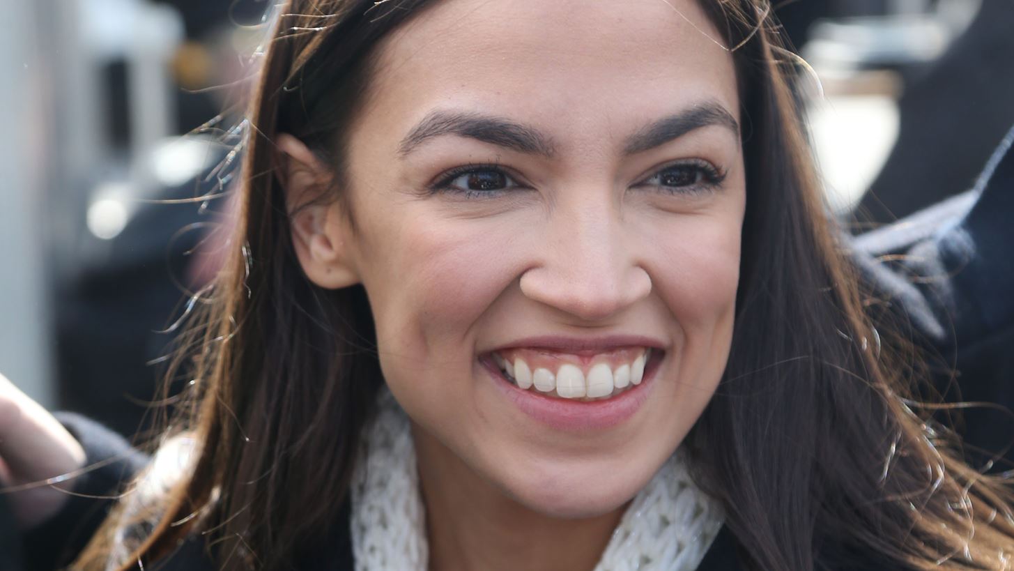 &#x397; Alexandria Ocasio-Cortez &#x3C3;&#x3C5;&#x3B3;&#x3C7;&#x3B1;&#x3AF;&#x3C1;&#x3B5;&#x3B9; &#x3C4;&#x3BF;&#x3C5;&#x3C2; Joe Biden &amp; Kamala Harris