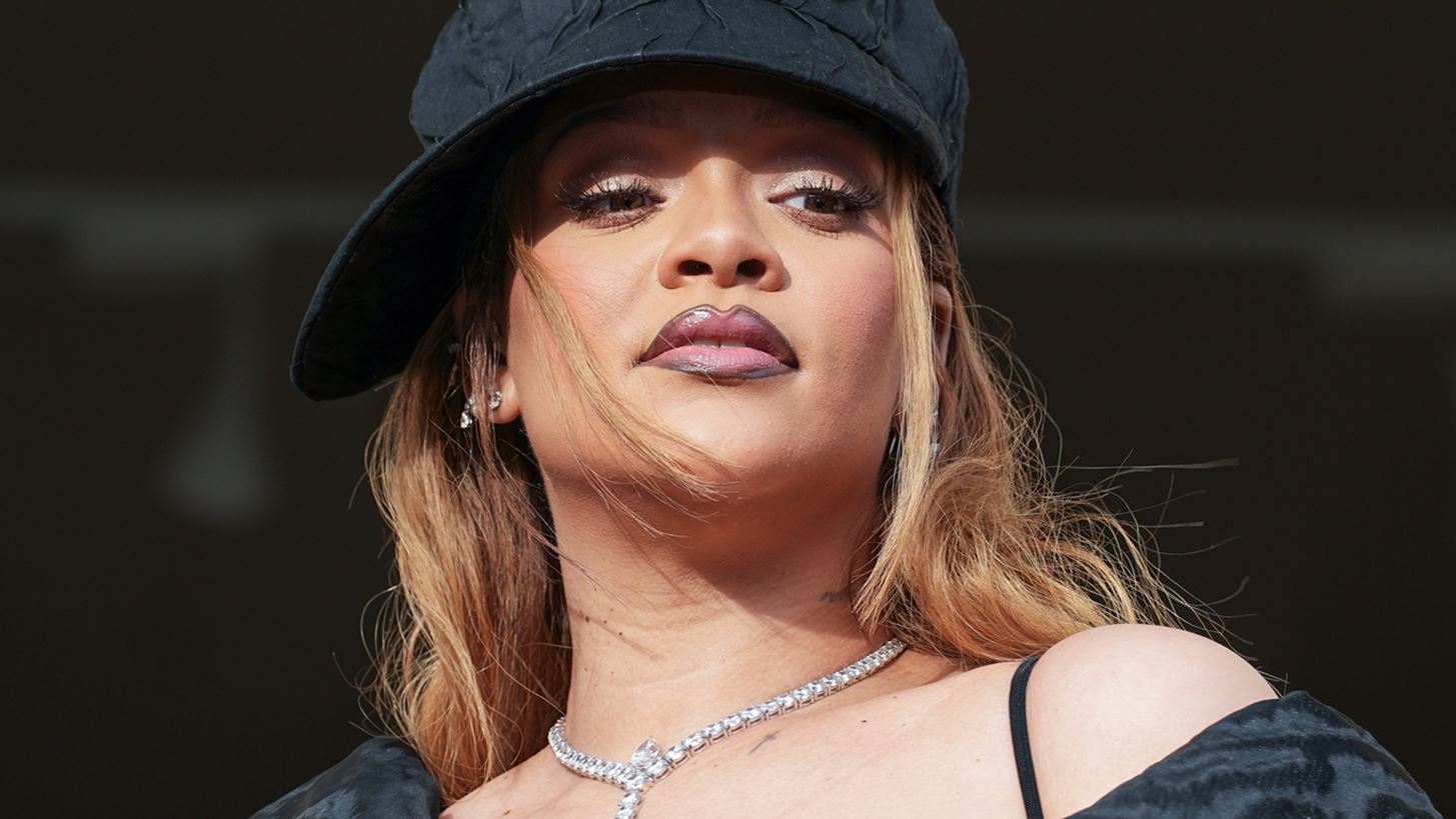 Rihanna | &#x397; &#x3C0;&#x3C1;&#x3CE;&#x3C4;&#x3B7; &#x3C4;&#x3B7;&#x3C2; &#x3B5;&#x3BC;&#x3C6;&#x3AC;&#x3BD;&#x3B9;&#x3C3;&#x3B7; &#x3B5;&#x3C0;&#x3AF; &#x3C3;&#x3BA;&#x3B7;&#x3BD;&#x3AE;&#x3C2; &#x3BC;&#x3B5;&#x3C4;&#x3AC; &#x3C4;&#x3BF; Superbowl 2023 &#x3AD;&#x3B3;&#x3B9;&#x3BD;&#x3B5; &#x3C3;&#x3C4;&#x3BF;&#x3BD; &#x3B3;&#x3AC;&#x3BC;&#x3BF; &#x3C4;&#x3BF;&#x3C5; &#x3C0;&#x3BB;&#x3BF;&#x3C5;&#x3C3;&#x3B9;&#x3CC;&#x3C4;&#x3B5;&#x3C1;&#x3BF;&#x3C5; &#x3B1;&#x3BD;&#x3B8;&#x3C1;&#x3CE;&#x3C0;&#x3BF;&#x3C5; &#x3C3;&#x3C4;&#x3B7;&#x3BD; &#x399;&#x3BD;&#x3B4;&#x3AF;&#x3B1;