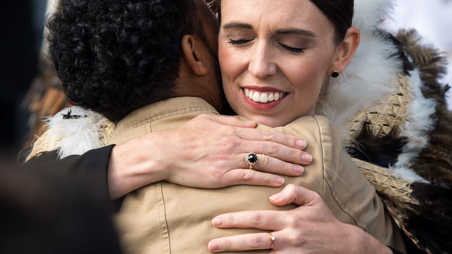 Jacinda Ardern: &#x397; &#x3C0;&#x3C1;&#x3C9;&#x3B8;&#x3C5;&#x3C0;&#x3BF;&#x3C5;&#x3C1;&#x3B3;&#x3CC;&#x3C2; &#x3C4;&#x3B7;&#x3C2; &#x39D;&#x3AD;&#x3B1;&#x3C2; &#x396;&#x3B7;&#x3BB;&#x3B1;&#x3BD;&#x3B4;&#x3AF;&#x3B1;&#x3C2; &#x3B1;&#x3C0;&#x3BF;&#x3C6;&#x3AC;&#x3C3;&#x3B9;&#x3C3;&#x3B5; &#x3C4;&#x3B7;&#x3BD; &#x3BC;&#x3B5;&#x3AF;&#x3C9;&#x3C3;&#x3B7; &#x3C4;&#x3BF;&#x3C5; &#x3BC;&#x3B9;&#x3C3;&#x3B8;&#x3BF;&#x3CD; &#x3C4;&#x3B7;&#x3C2;