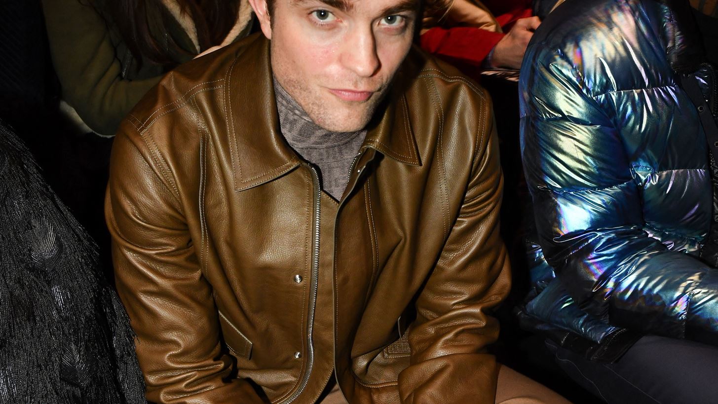 &#x39F; Robert Pattinson &#x3C0;&#x3B1;&#x3C1;&#x3BF;&#x3C5;&#x3C3;&#x3B9;&#x3AC;&#x3B6;&#x3B5;&#x3B9; &#x3C4;&#x3B7;&#x3BD; &#x3C0;&#x3B9;&#x3BF; &#x3C0;&#x3B5;&#x3C1;&#x3AF;&#x3B5;&#x3C1;&#x3B3;&#x3B7; &#x3B5;&#x3BA;&#x3B4;&#x3BF;&#x3C7;&#x3AE; &#x3C4;&#x3B7;&#x3C2; &#x3BC;&#x3B1;&#x3BA;&#x3B1;&#x3C1;&#x3BF;&#x3BD;&#x3AC;&#x3B4;&#x3B1;&#x3C2;