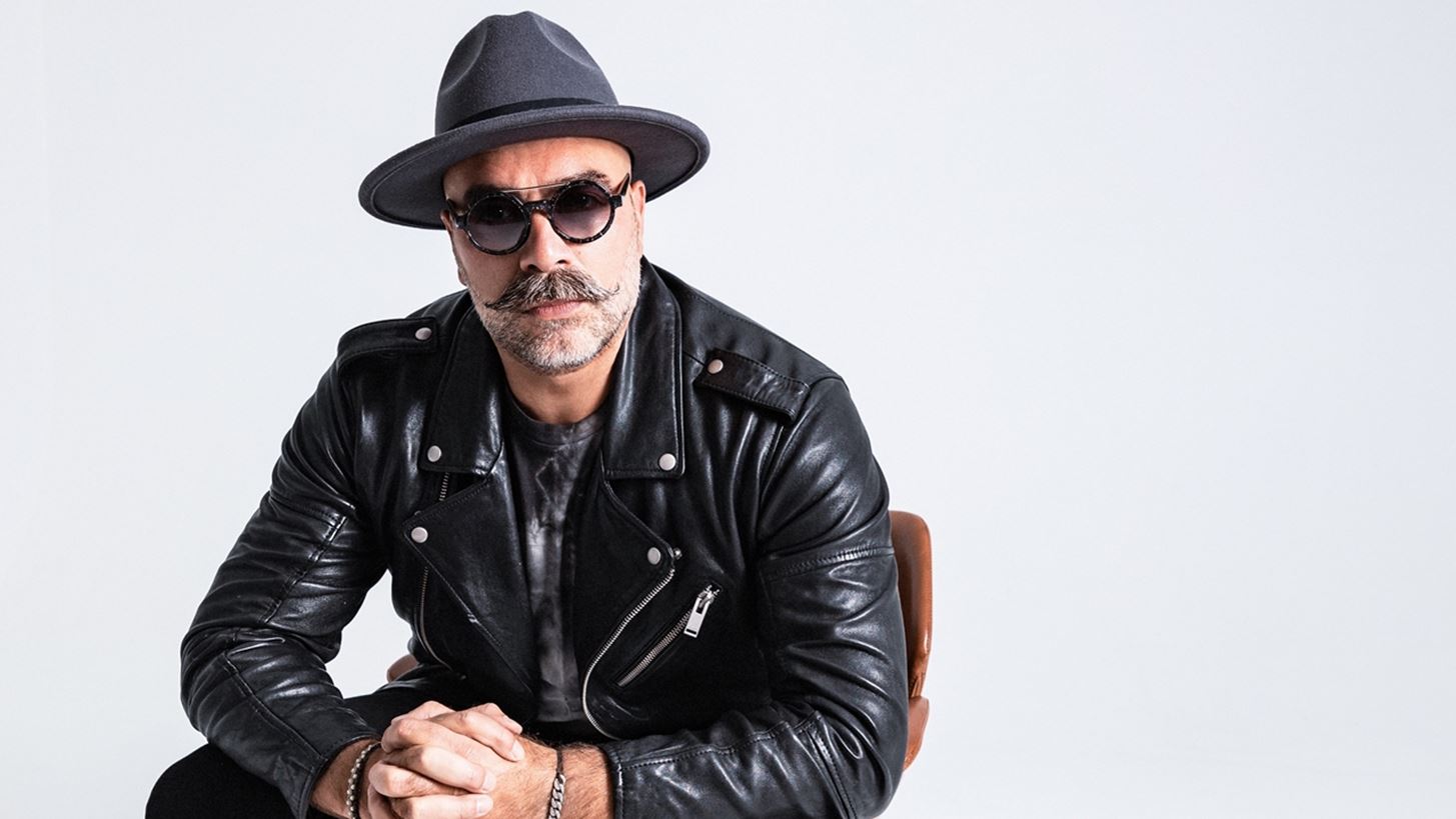 Coyot | &#x39F; dj &#x3C4;&#x3C9;&#x3BD; hits &#x3C3;&#x3C5;&#x3BD;&#x3B1;&#x3BD;&#x3C4;&#x3AC; &#x3C4;&#x3B7; &#x3BC;&#x3BF;&#x3C5;&#x3C3;&#x3B9;&#x3BA;&#x3AE; &#x3C4;&#x3B7;&#x3C2; &#x3A7;&#x3AC;&#x3C1;&#x3B9;&#x3C2; &#x391;&#x3BB;&#x3B5;&#x3BE;&#x3AF;&#x3BF;&#x3C5;