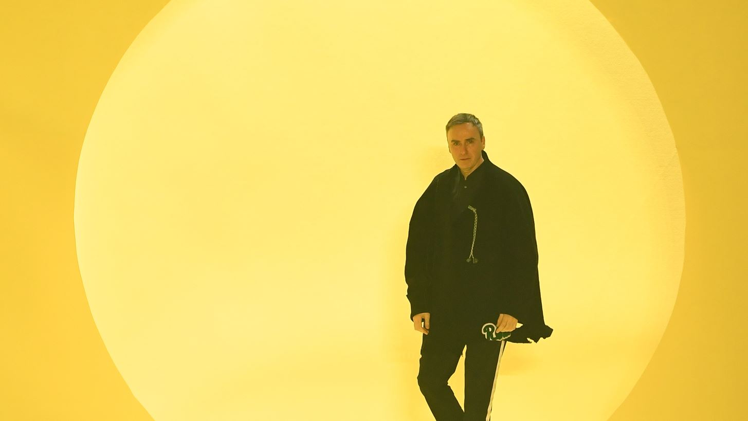 &#x39F; Raf Simons &#x3B8;&#x3B1; &#x3C0;&#x3B1;&#x3C1;&#x3BF;&#x3C5;&#x3C3;&#x3B9;&#x3AC;&#x3C3;&#x3B5;&#x3B9; &#x3C4;&#x3B7;&#x3BD; &#x3C0;&#x3C1;&#x3CE;&#x3C4;&#x3B7; &#x3B3;&#x3C5;&#x3BD;&#x3B1;&#x3B9;&#x3BA;&#x3B5;&#x3AF;&#x3B1; &#x3C3;&#x3C5;&#x3BB;&#x3BB;&#x3BF;&#x3B3;&#x3AE; &#x3B3;&#x3B9;&#x3B1; &#x3C4;&#x3BF; &#x3B4;&#x3B9;&#x3BA;&#x3CC; &#x3C4;&#x3BF;&#x3C5; brand