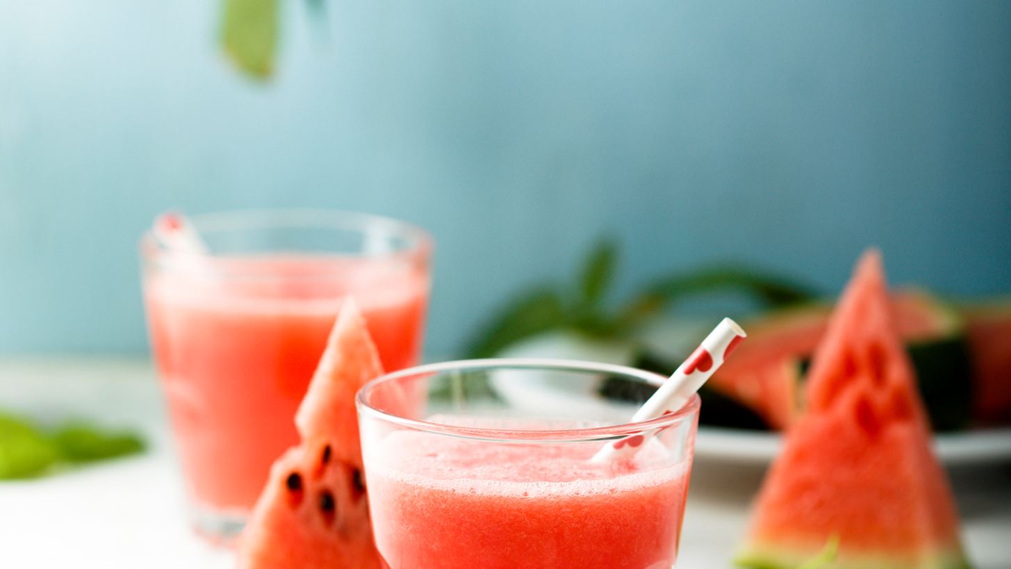 &#x397; Chrissy Teigen &#x3AD;&#x3C7;&#x3B5;&#x3B9; &#x3C4;&#x3B7; &#x3C3;&#x3C5;&#x3BD;&#x3C4;&#x3B1;&#x3B3;&#x3AE; &#x3B3;&#x3B9;&#x3B1; &#x3B4;&#x3C1;&#x3BF;&#x3C3;&#x3B9;&#x3C3;&#x3C4;&#x3B9;&#x3BA;&#x3CC; cocktail &#x3BC;&#x3B5; &#x3BA;&#x3B1;&#x3C1;&#x3C0;&#x3BF;&#x3CD;&#x3B6;&#x3B9;