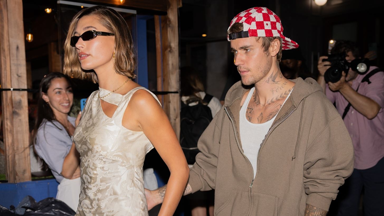Hailey Bieber | &#x3A4;&#x3BF; &#x3BC;&#x3AF;&#x3BD;&#x3B9; floral &#x3C0;&#x3BF;&#x3C5; &#x3B5;&#x3C0;&#x3AD;&#x3BB;&#x3B5;&#x3BE;&#x3B5; &#x3B3;&#x3B9;&#x3B1; &#x3C4;&#x3B7;&#x3BD; &#x3AD;&#x3BE;&#x3BF;&#x3B4;&#x3CC; &#x3C4;&#x3B7;&#x3C2; &#x3BC;&#x3B5; &#x3C4;&#x3BF;&#x3BD; Justin Bieber