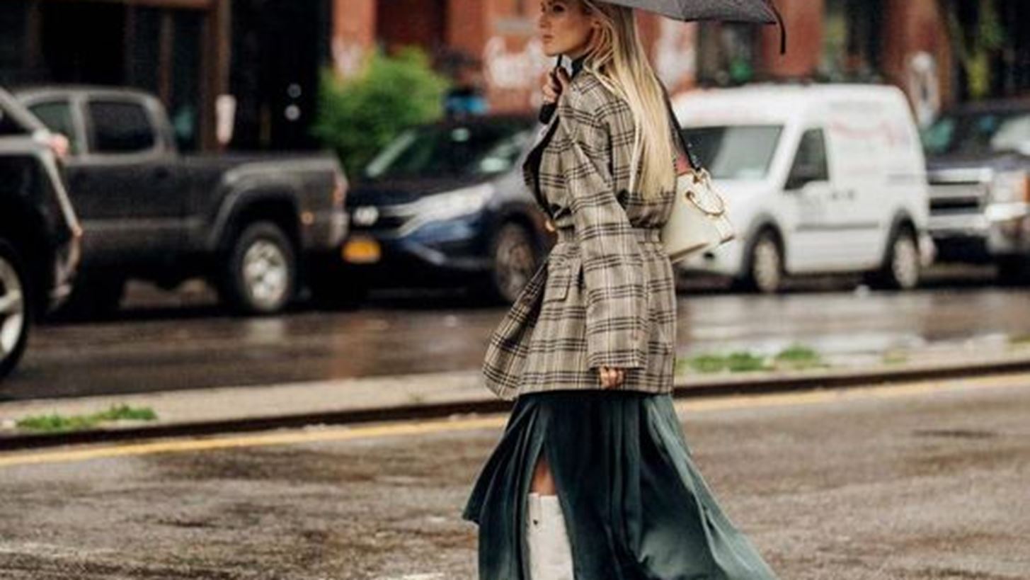 Τι να φορέσω όταν βρέχει | Δέκα cool outfits για το σημερινό καιρό