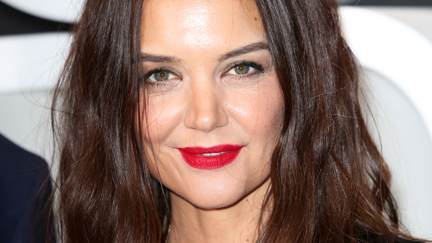 &#x397; Katie Holmes &#x3B1;&#x3BD;&#x3AC;&#x3C1;&#x3C4;&#x3B7;&#x3C3;&#x3B5; &#x3C4;&#x3B7;&#x3BD; &#x3C0;&#x3B9;&#x3BF; &#x3CC;&#x3BC;&#x3BF;&#x3C1;&#x3C6;&#x3B7; selfie &#x3C3;&#x3C4;&#x3BF; Instagram