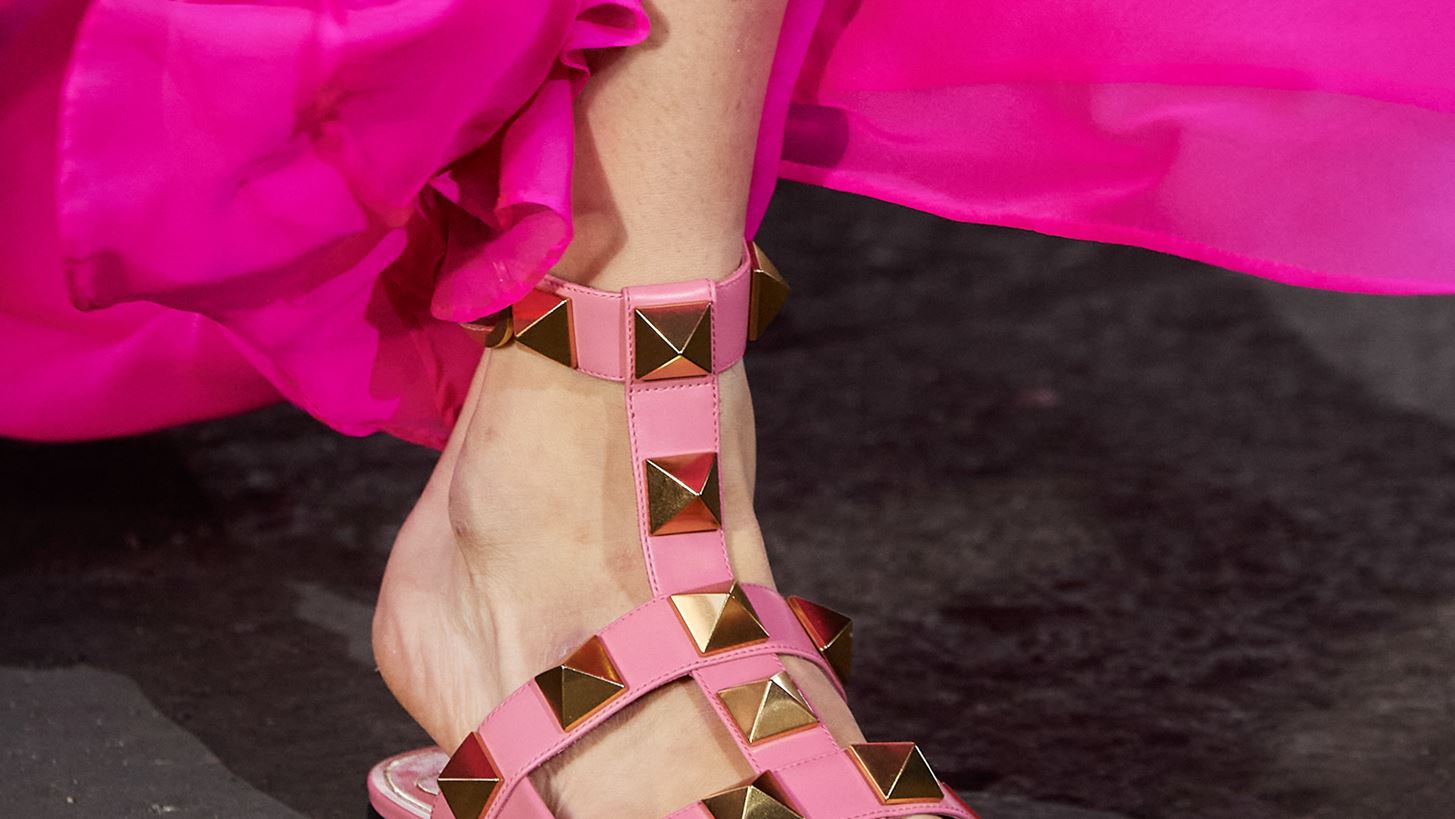 Valentino | &#x395;&#x3C0;&#x3B1;&#x3BD;&#x3B1;&#x3C6;&#x3AD;&#x3C1;&#x3B5;&#x3B9; &#x3C3;&#x3C4;&#x3B7; &#x3BC;&#x3CC;&#x3B4;&#x3B1; &#x3C4;&#x3B1; &#x3B1;&#x3B3;&#x3B1;&#x3C0;&#x3B7;&#x3BC;&#x3AD;&#x3BD;&#x3B1; Rockstud