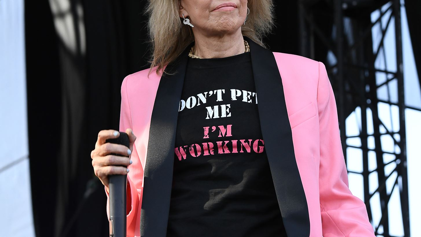 &#x397; Chrissie Hynde &#x3C0;&#x3C1;&#x3BF;&#x3BA;&#x3B1;&#x3BB;&#x3B5;&#x3AF; &#x3BC;&#x3B5; &#x3C4;&#x3B9;&#x3C2; &#x3B4;&#x3B7;&#x3BB;&#x3CE;&#x3C3;&#x3B5;&#x3B9;&#x3C2; &#x3C4;&#x3B7;&#x3C2; &#x3B3;&#x3B9;&#x3B1; &#x3C4;&#x3B9;&#x3C2; &#x3B3;&#x3C5;&#x3BD;&#x3B1;&#x3AF;&#x3BA;&#x3B5;&#x3C2;