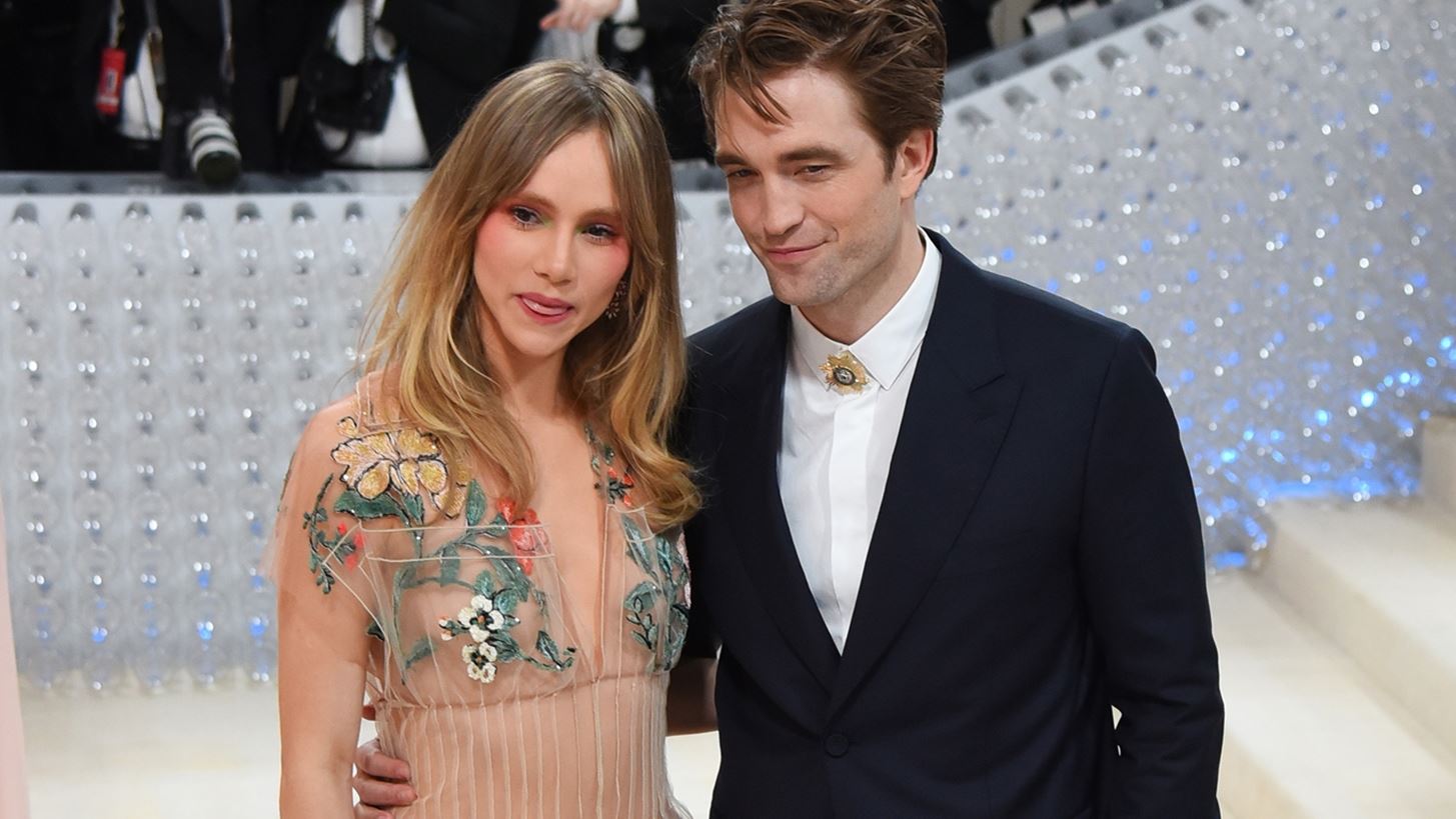 &#x393;&#x3AD;&#x3BD;&#x3BD;&#x3B7;&#x3C3;&#x3B5; &#x3B7; Suki Waterhouse | &#x397; &#x3C0;&#x3C1;&#x3CE;&#x3C4;&#x3B7; &#x3B2;&#x3CC;&#x3BB;&#x3C4;&#x3B1; &#x3BC;&#x3B5; &#x3C4;&#x3BF;&#x3BD; Robert Pattinson &#x3BA;&#x3B1;&#x3B9; &#x3C4;&#x3BF; &#x3BC;&#x3C9;&#x3C1;&#x3CC; &#x3C4;&#x3BF;&#x3C5;&#x3C2;