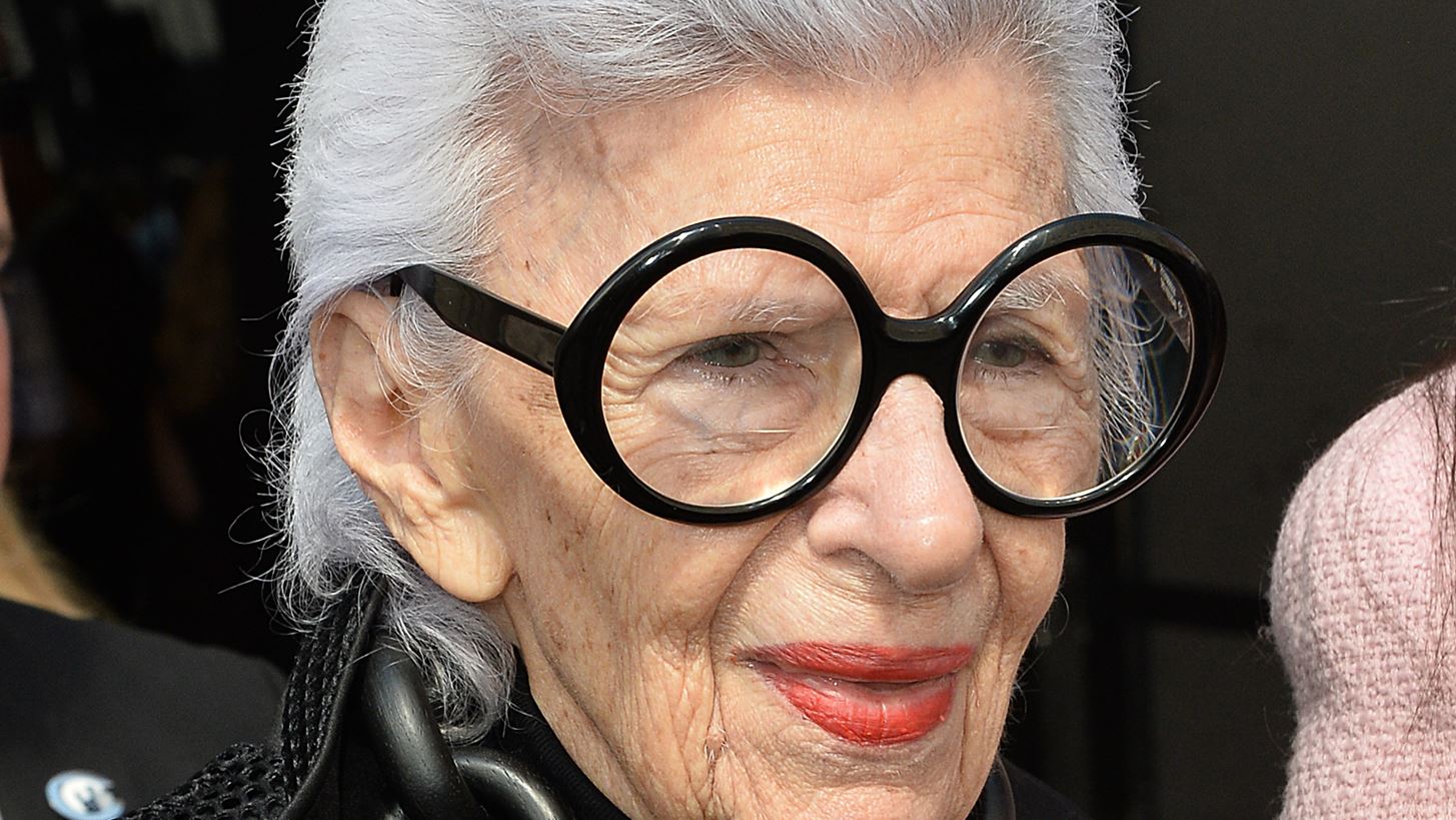 Iris Apfel: &quot;&#x39F;&#x3B9; &#x3BA;&#x3B1;&#x3BD;&#x3CC;&#x3BD;&#x3B5;&#x3C2; &#x3C4;&#x3B7;&#x3C2; &#x3BC;&#x3CC;&#x3B4;&#x3B1;&#x3C2; &#x3B5;&#x3AF;&#x3BD;&#x3B1;&#x3B9; &#x3B7;&#x3BB;&#x3AF;&#x3B8;&#x3B9;&#x3BF;&#x3B9;&quot;