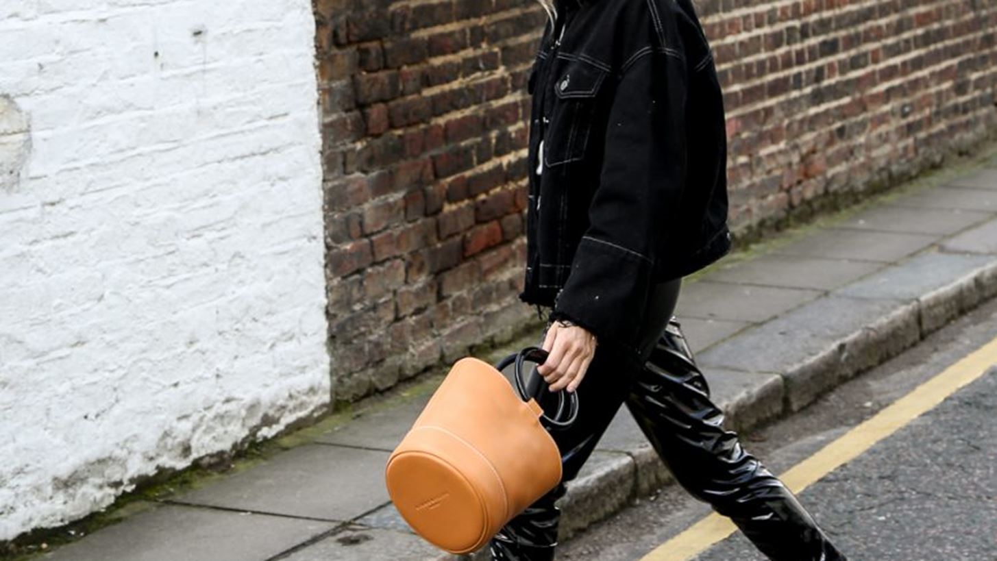 Trend of the week: Vinyl παντελόνι