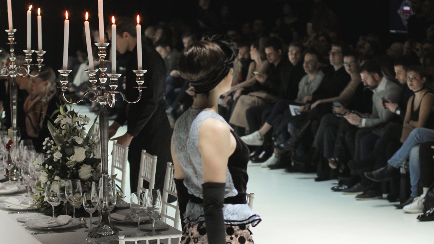 The Couture Affair: &#x3A4;&#x3BF; show &#x3C4;&#x3BF;&#x3C5; &#x394;&#x3B7;&#x3BC;&#x3AE;&#x3C4;&#x3C1;&#x3B7; &#x3A0;&#x3AD;&#x3C4;&#x3C1;&#x3BF;&#x3C5; &#x3C0;&#x3BF;&#x3C5; &#x3BC;&#x3B1;&#x3C2; &#x3C3;&#x3C5;&#x3BD;&#x3B5;&#x3C0;&#x3AE;&#x3C1;&#x3B5;