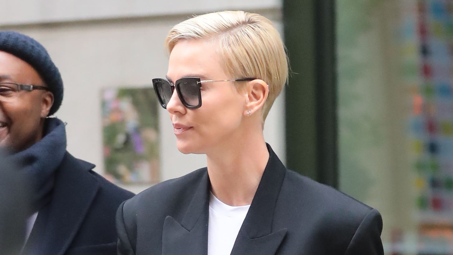 &#x397; Charlize Theron &#x3C3;&#x3BF;&#x3CD; &#x3B4;&#x3B5;&#x3AF;&#x3C7;&#x3BD;&#x3B5;&#x3B9; &#x3C0;&#x3CE;&#x3C2; &#x3BD;&#x3B1; &#x3C6;&#x3BF;&#x3C1;&#x3AD;&#x3C3;&#x3B5;&#x3B9;&#x3C2; &#x3C4;&#x3BF; metallic &#x3C0;&#x3B1;&#x3BD;&#x3C4;&#x3B5;&#x3BB;&#x3CC;&#x3BD;&#x3B9; &#x3C4;&#x3BF; &#x3C0;&#x3C1;&#x3C9;&#x3AF;