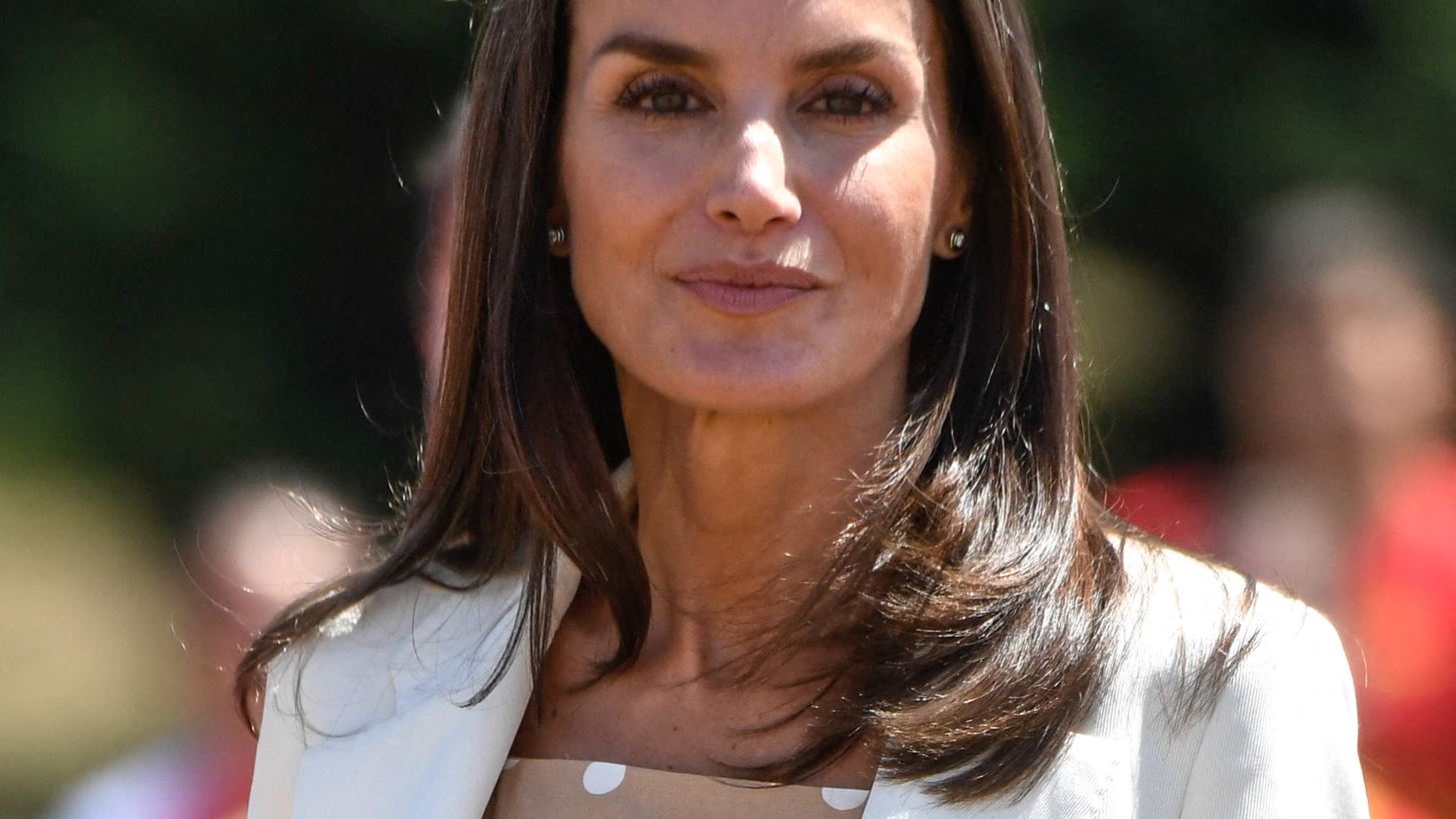 &#x397; &#x3B2;&#x3B1;&#x3C3;&#x3AF;&#x3BB;&#x3B9;&#x3C3;&#x3C3;&#x3B1; Letizia &#x3C6;&#x3CC;&#x3C1;&#x3B5;&#x3C3;&#x3B5; &#x3C4;&#x3BF; &#x3B9;&#x3B4;&#x3B1;&#x3BD;&#x3B9;&#x3BA;&#x3CC; &#x3BA;&#x3BF;&#x3C3;&#x3C4;&#x3BF;&#x3CD;&#x3BC;&#x3B9; &#x3B3;&#x3B9;&#x3B1; &#x3C4;&#x3BF; &#x3BA;&#x3B1;&#x3BB;&#x3BF;&#x3BA;&#x3B1;&#x3AF;&#x3C1;&#x3B9;