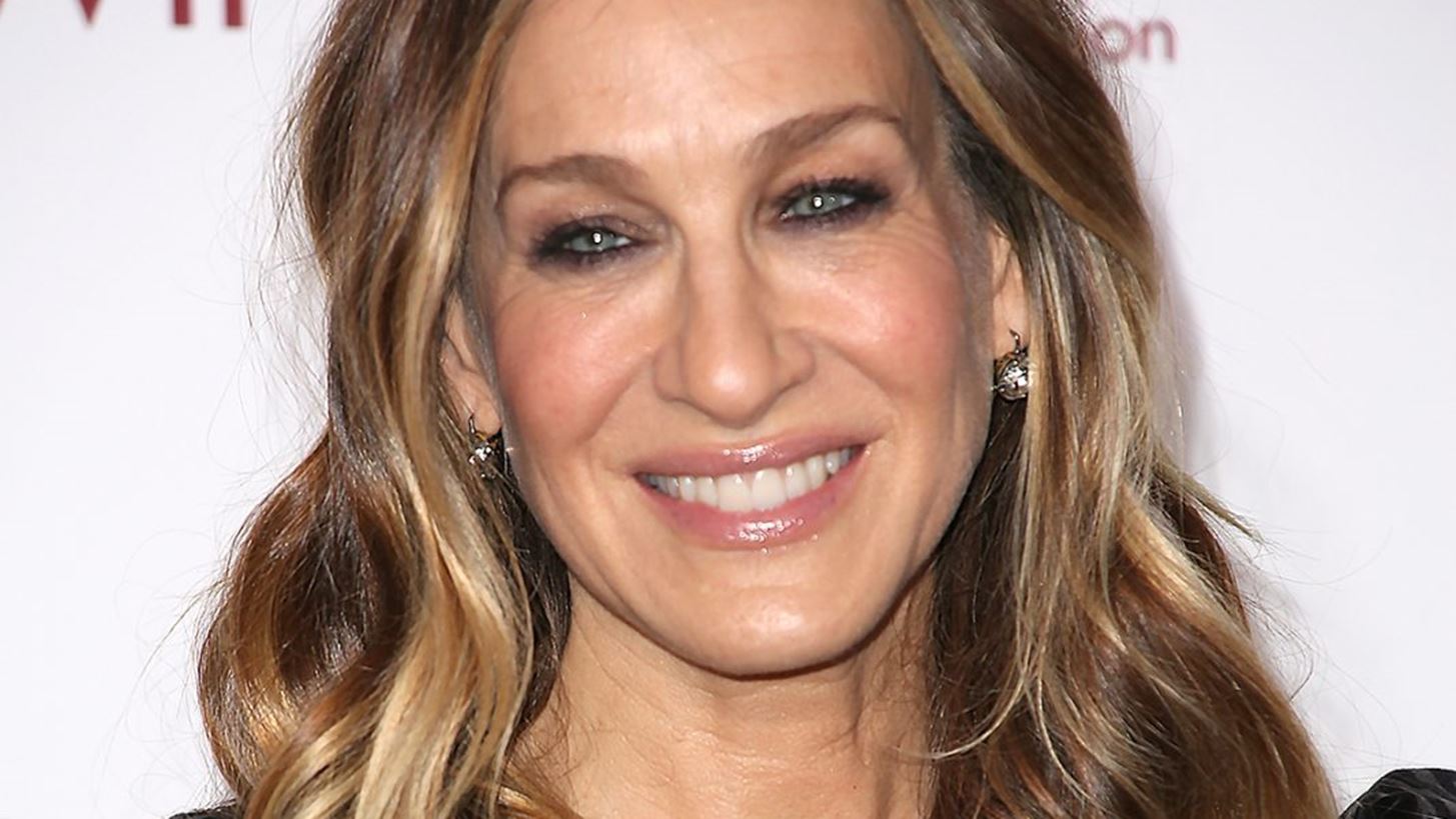 &#x397; Sarah Jessica Parker &#x3B1;&#x3C0;&#x3BF;&#x3BA;&#x3AC;&#x3BB;&#x3C5;&#x3C8;&#x3B5; &#x3AD;&#x3BD;&#x3B1; &#x3C0;&#x3B5;&#x3C1;&#x3B9;&#x3C3;&#x3C4;&#x3B1;&#x3C4;&#x3B9;&#x3BA;&#x3CC; &#x3C3;&#x3B5;&#x3BE;&#x3BF;&#x3C5;&#x3B1;&#x3BB;&#x3B9;&#x3BA;&#x3AE;&#x3C2; &#x3C0;&#x3B1;&#x3C1;&#x3B5;&#x3BD;&#x3CC;&#x3C7;&#x3BB;&#x3B7;&#x3C3;&#x3B7;&#x3C2; &#x3C3;&#x3C4;&#x3BF; Sex &amp; The City