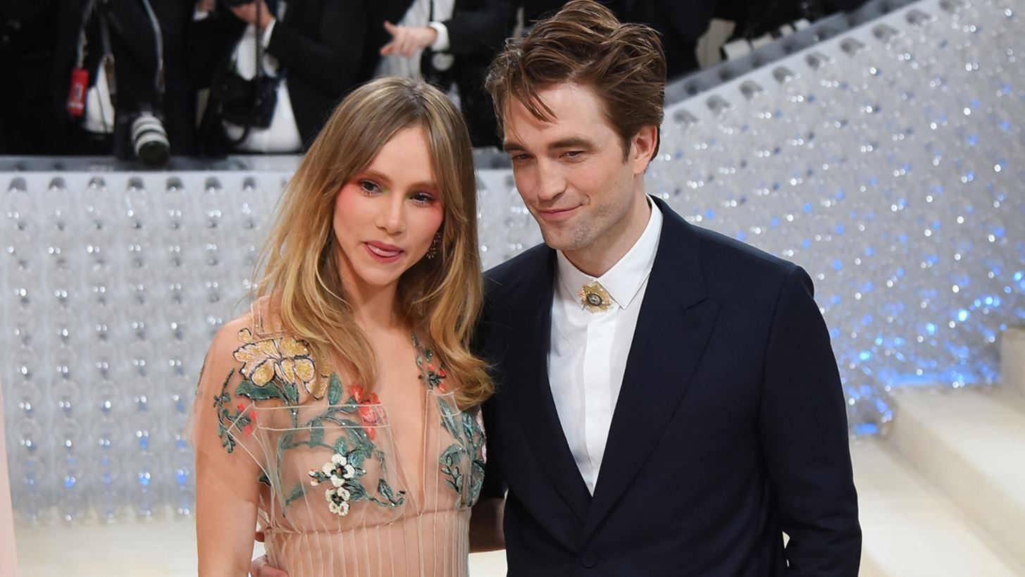 Robert Pattinson | &#x391;&#x3C1;&#x3C1;&#x3B1;&#x3B2;&#x3C9;&#x3BD;&#x3B9;&#x3AC;&#x3C3;&#x3C4;&#x3B7;&#x3BA;&#x3B5; &#x3BC;&#x3B5; &#x3C4;&#x3B7; &#x3C3;&#x3CD;&#x3BD;&#x3C4;&#x3C1;&#x3BF;&#x3C6;&#x3CC; &#x3C4;&#x3BF;&#x3C5;, Suki Waterhouse