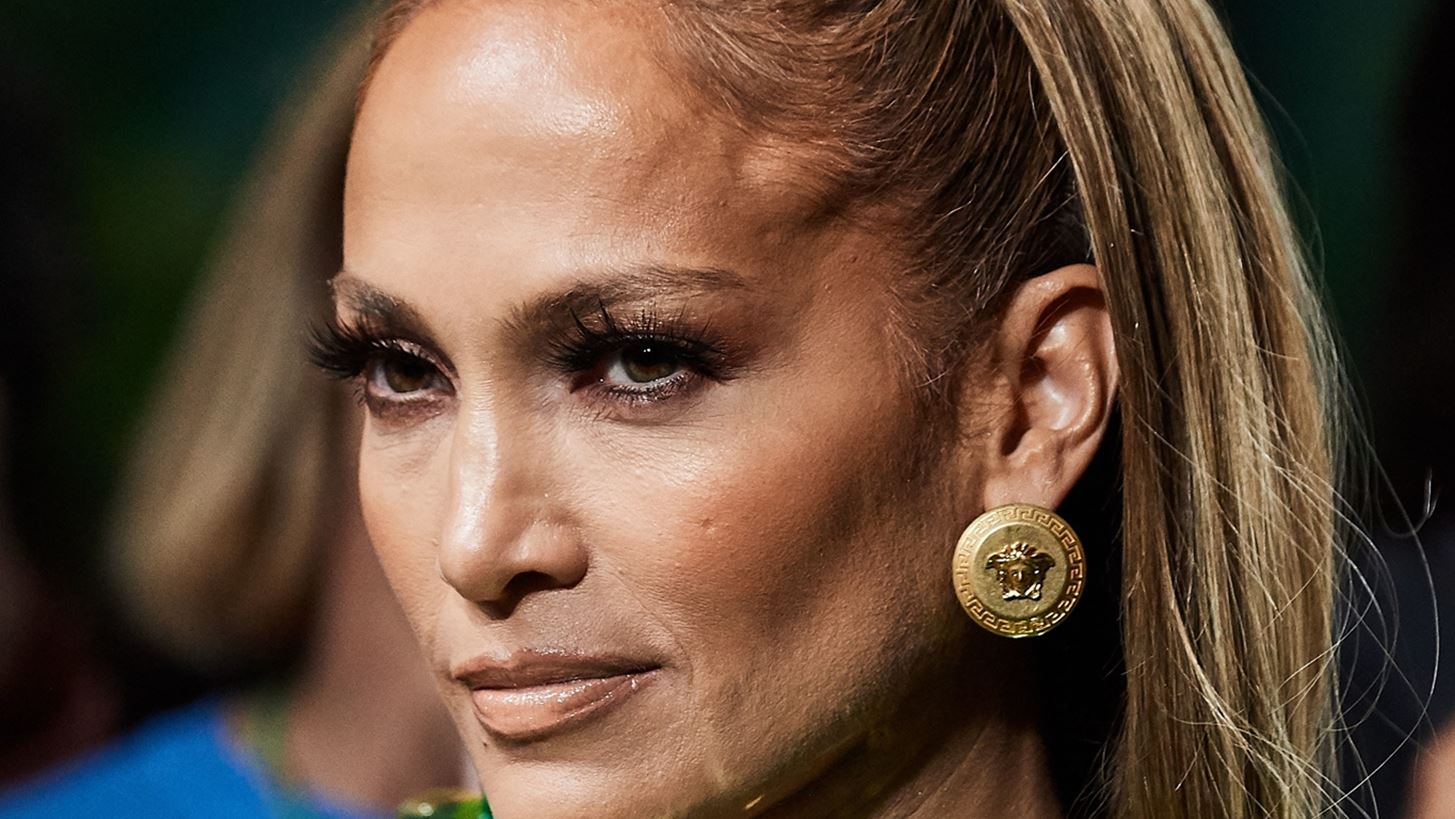 Jennifer Lopez | &#x397; &#x3C3;&#x3C4;&#x3B9;&#x3BB;&#x3AF;&#x3C3;&#x3C4;&#x3C1;&#x3B9;&#x3AC; &#x3C4;&#x3B7;&#x3C2; &#x3B4;&#x3B5;&#x3BD; &#x3AE;&#x3B8;&#x3B5;&#x3BB;&#x3B5; &#x3BD;&#x3B1; &#x3C4;&#x3B7;&#x3BD; &#x3B1;&#x3C6;&#x3AE;&#x3C3;&#x3B5;&#x3B9; &#x3BD;&#x3B1; &#x3C6;&#x3BF;&#x3C1;&#x3AD;&#x3C3;&#x3B5;&#x3B9; &#x3C4;&#x3BF; iconic Versace Dress
