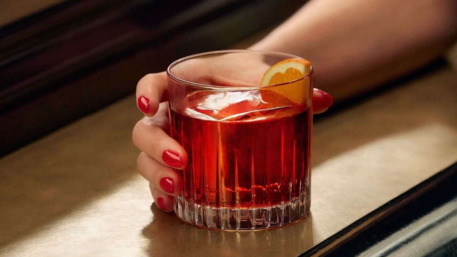 &#x3A4;&#x3BF; Campari &#x3B5;&#x3AF;&#x3BD;&#x3B1;&#x3B9; &#x3C4;&#x3BF; #1 bestselling &amp; top trending liqueur &#x3C0;&#x3B1;&#x3B3;&#x3BA;&#x3BF;&#x3C3;&#x3BC;&#x3AF;&#x3C9;&#x3C2;