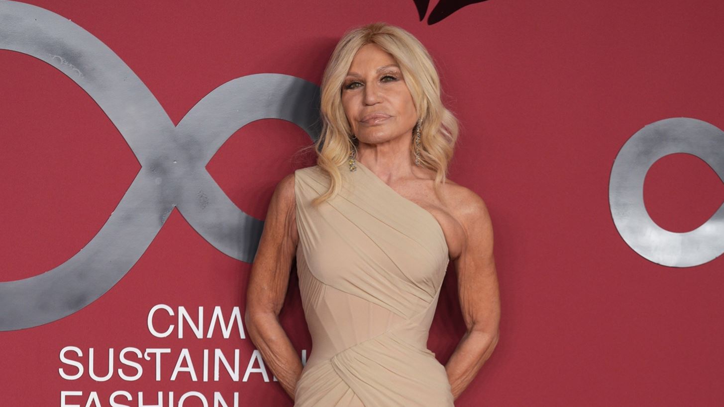 Donatella Versace | &quot;&#x38C;&#x3C4;&#x3B1;&#x3BD; &#x3BF; &#x3B1;&#x3B4;&#x3B5;&#x3C1;&#x3C6;&#x3CC;&#x3C2; &#x3BC;&#x3BF;&#x3C5;, Gianni, &#x3BC;&#x3BF;&#x3C5; &#x3B1;&#x3C0;&#x3BF;&#x3BA;&#x3AC;&#x3BB;&#x3C5;&#x3C8;&#x3B5; &#x3CC;&#x3C4;&#x3B9; &#x3AE;&#x3C4;&#x3B1;&#x3BD; &#x3BF;&#x3BC;&#x3BF;&#x3C6;&#x3C5;&#x3BB;&#x3CC;&#x3C6;&#x3B9;&#x3BB;&#x3BF;&#x3C2;&quot;
