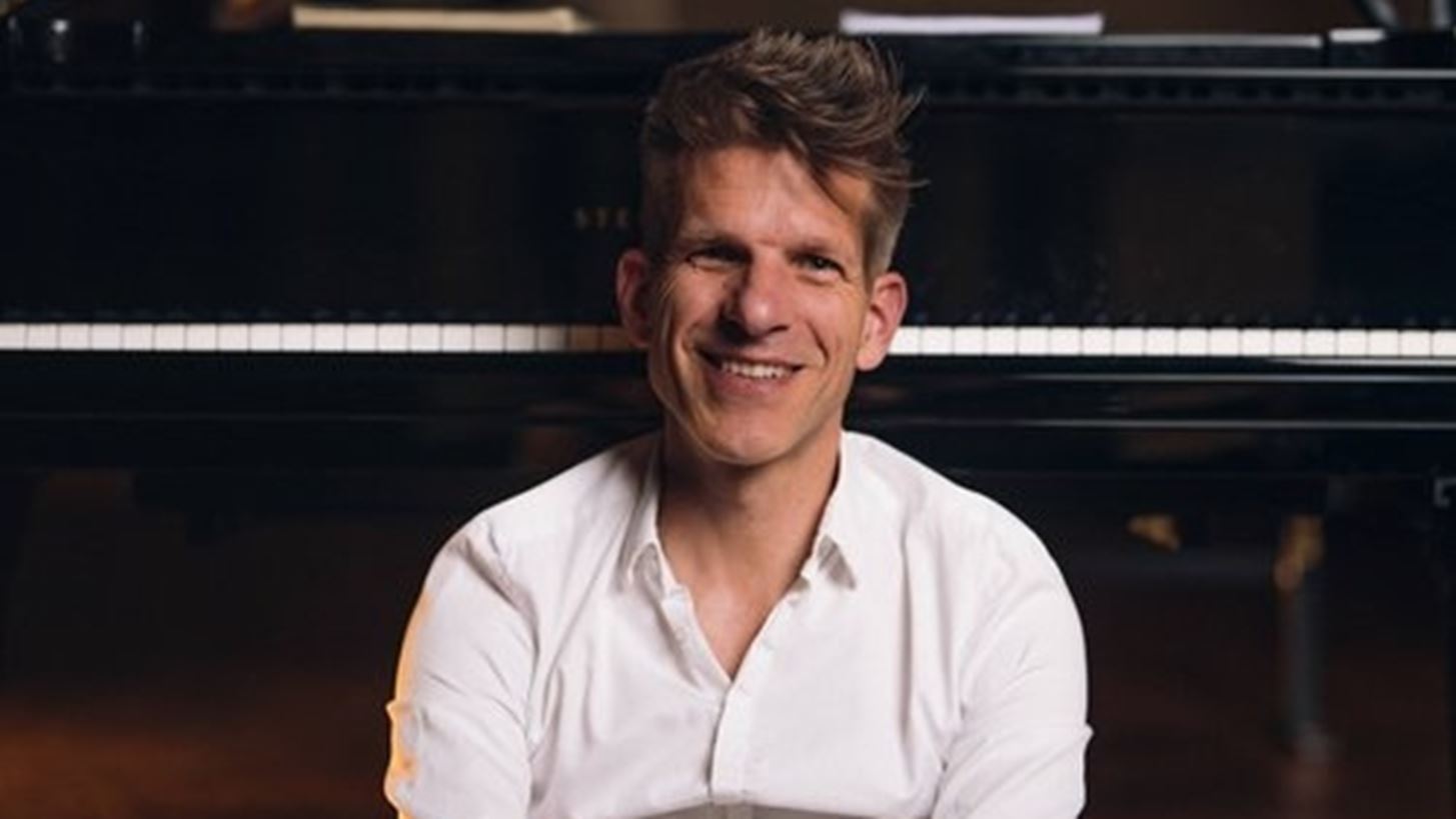 Andreas Kern | &#x39F; &#x3B5;&#x3BC;&#x3C0;&#x3BD;&#x3B5;&#x3C5;&#x3C3;&#x3C4;&#x3AE;&#x3C2; &#x3C4;&#x3BF;&#x3C5; Piano City Festival &#x3BC;&#x3B9;&#x3BB;&#x3AC; &#x3B3;&#x3B9;&#x3B1; &#x3C4;&#x3B7; &#x3B4;&#x3C1;&#x3AC;&#x3C3;&#x3B7; &#x3C0;&#x3BF;&#x3C5; &#x3B3;&#x3B5;&#x3BC;&#x3AF;&#x3B6;&#x3B5;&#x3B9; &#x3C4;&#x3B7;&#x3BD; &#x3C0;&#x3CC;&#x3BB;&#x3B7; &#x3BC;&#x3B5; &#x3BC;&#x3B5;&#x3BB;&#x3C9;&#x3B4;&#x3AF;&#x3B5;&#x3C2; &#x3C0;&#x3B9;&#x3AC;&#x3BD;&#x3BF;&#x3C5;
