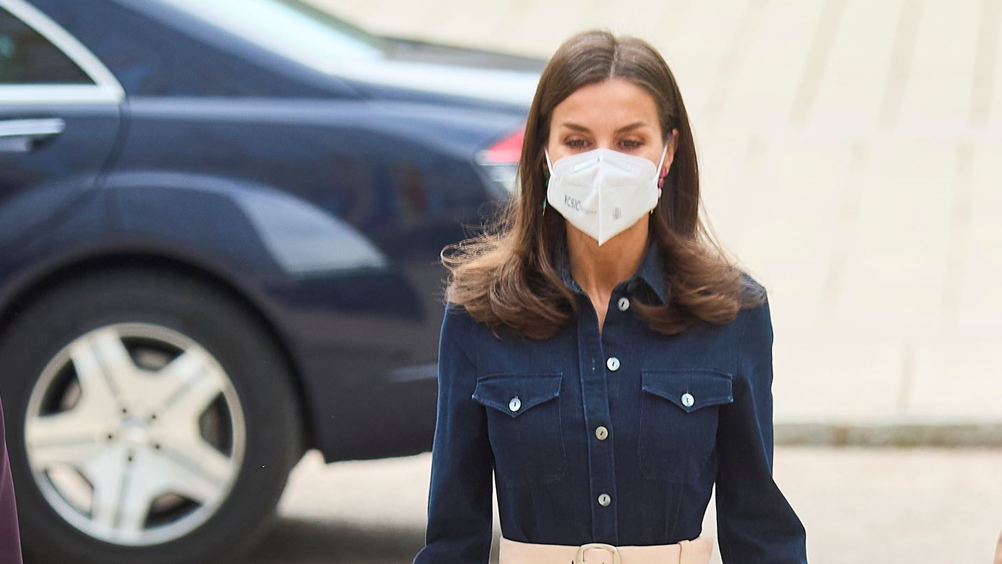 Βασίλισσα Letizia | Σου δείχνει τον πιο κομψό τρόπο να φορέσεις το denim φόρεμα