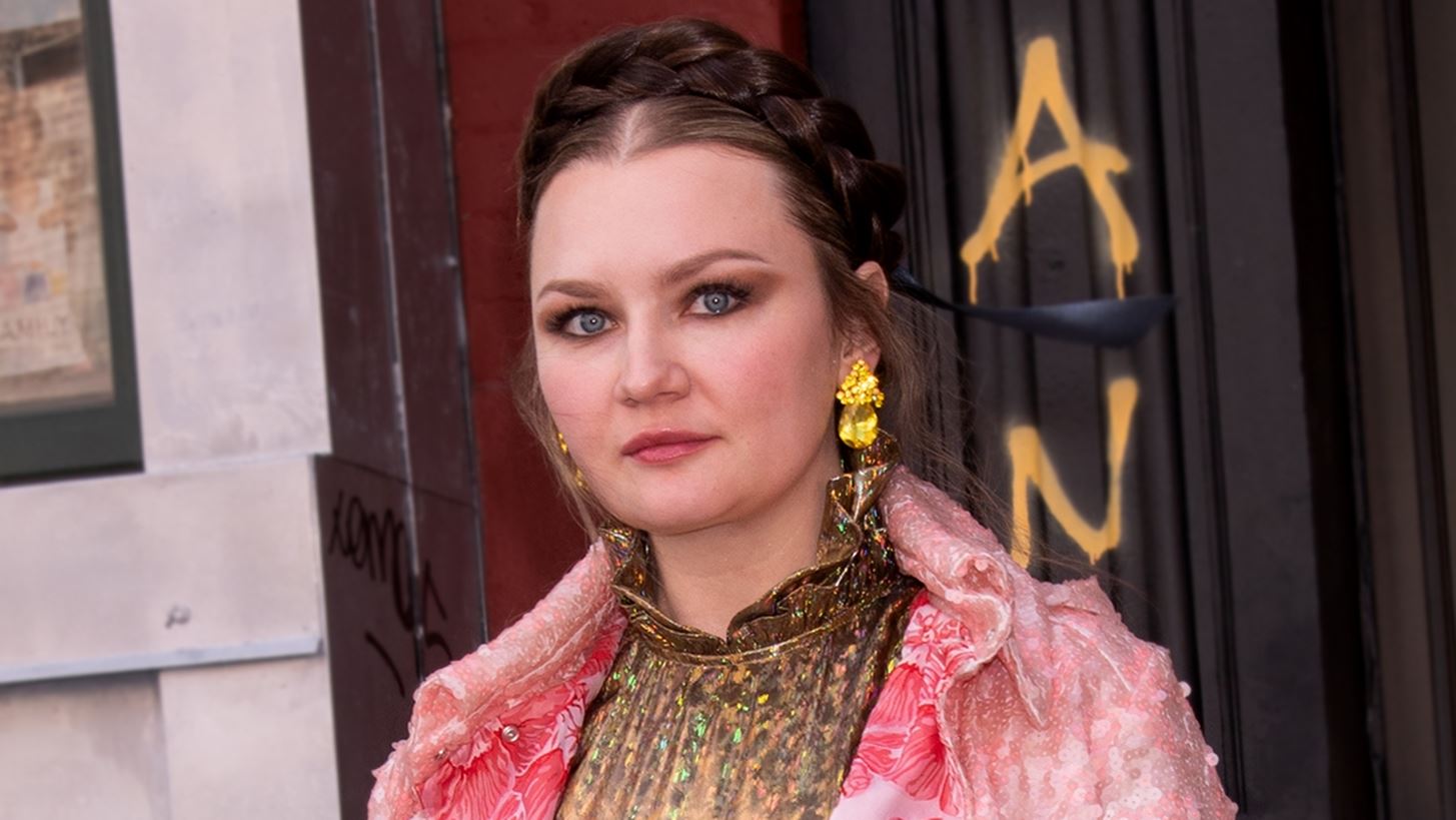 &quot;Delvey&#x27;s Dinner Club&quot; | &#x397; Anna Delvey &#x3BC;&#x3CC;&#x3BB;&#x3B9;&#x3C2; &#x3C5;&#x3C0;&#x3AD;&#x3B3;&#x3C1;&#x3B1;&#x3C8;&#x3B5; &#x3B3;&#x3B9;&#x3B1; &#x3B4;&#x3B9;&#x3BA;&#x3AE; &#x3C4;&#x3B7;&#x3C2; &#x3B5;&#x3BA;&#x3C0;&#x3BF;&#x3BC;&#x3C0;&#x3AE;