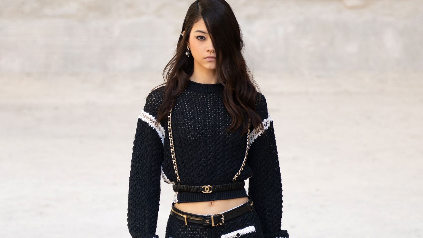 Chanel Cruise 21/22 | &#x3A0;&#x3AC;&#x3C1;&#x3B5; &#x3AD;&#x3BC;&#x3C0;&#x3BD;&#x3B5;&#x3C5;&#x3C3;&#x3B7; &#x3B1;&#x3C0;&#x3CC; &#x3C4;&#x3BF; &#x3C1;&#x3BF;&#x3BA; hairstyle &#x3BA;&#x3B1;&#x3B9; makeup &#x3C4;&#x3C9;&#x3BD; &#x3BC;&#x3BF;&#x3BD;&#x3C4;&#x3AD;&#x3BB;&#x3C9;&#x3BD;