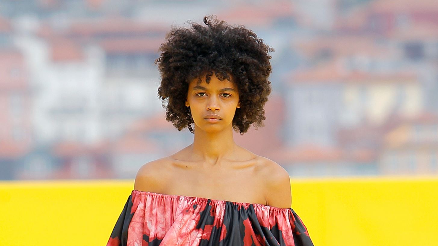 Marques&#x27; Almeida | &#x3A4;&#x3BF; fashion show &#x3B3;&#x3B9;&#x3B1; &#x3C4;&#x3B7; &#x3C3;&#x3C5;&#x3BB;&#x3BB;&#x3BF;&#x3B3;&#x3AE; AW21 &#x3BC;&#x3B5;&#x3C4;&#x3B1;&#x3C6;&#x3AD;&#x3C1;&#x3B5;&#x3C4;&#x3B1;&#x3B9; &#x3C3;&#x3C4;&#x3B7; &#x3BC;&#x3B5;&#x3B3;&#x3B1;&#x3BB;&#x3CD;&#x3C4;&#x3B5;&#x3C1;&#x3B7; &#x3C0;&#x3B5;&#x3B6;&#x3BF;&#x3B3;&#x3AD;&#x3C6;&#x3C5;&#x3C1;&#x3B1; &#x3C4;&#x3BF;&#x3C5; &#x3BA;&#x3CC;&#x3C3;&#x3BC;&#x3BF;&#x3C5;