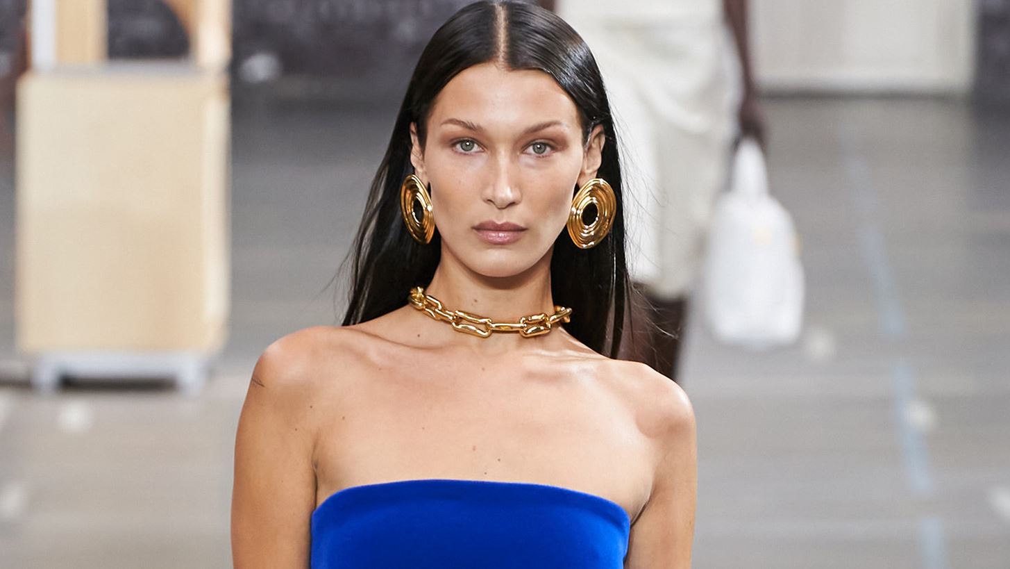 H Bella Hadid &#x3BC;&#x3CC;&#x3BB;&#x3B9;&#x3C2; &#x3AD;&#x3B2;&#x3B1;&#x3C8;&#x3B5; &#x3C4;&#x3B1; &#x3BC;&#x3B1;&#x3BB;&#x3BB;&#x3B9;&#x3AC; &#x3C4;&#x3B7;&#x3C2; &#x3C3;&#x3C4;&#x3BF; &#x3C0;&#x3B9;&#x3BF; &#x3B1;&#x3C0;&#x3C1;&#x3CC;&#x3C3;&#x3BC;&#x3B5;&#x3BD;&#x3BF; &#x3C7;&#x3C1;&#x3CE;&#x3BC;&#x3B1; &#x3B3;&#x3B9;&#x3B1; &#x3C4;&#x3BF; &#x3BA;&#x3B1;&#x3BB;&#x3BF;&#x3BA;&#x3B1;&#x3AF;&#x3C1;&#x3B9;