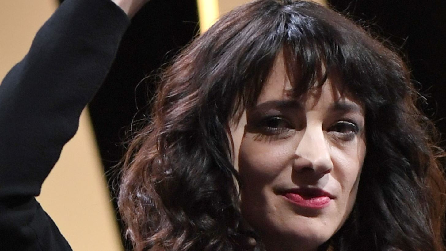 Asia Argento: &#x397; &#x3C0;&#x3C1;&#x3C9;&#x3C4;&#x3BF;&#x3C0;&#x3CC;&#x3C1;&#x3BF;&#x3C2; &#x3C4;&#x3BF;&#x3C5; &#x3BA;&#x3B9;&#x3BD;&#x3AE;&#x3BC;&#x3B1;&#x3C4;&#x3BF;&#x3C2; #MeToo &#x3BA;&#x3B1;&#x3C4;&#x3B7;&#x3B3;&#x3BF;&#x3C1;&#x3B5;&#x3AF;&#x3C4;&#x3B1;&#x3B9; &#x3B3;&#x3B9;&#x3B1; &#x3C3;&#x3B5;&#x3BE;&#x3BF;&#x3C5;&#x3B1;&#x3BB;&#x3B9;&#x3BA;&#x3AE; &#x3B5;&#x3C0;&#x3AF;&#x3B8;&#x3B5;&#x3C3;&#x3B7; &#x3C3;&#x3B5; 17&#x3C7;&#x3C1;&#x3BF;&#x3BD;&#x3BF;