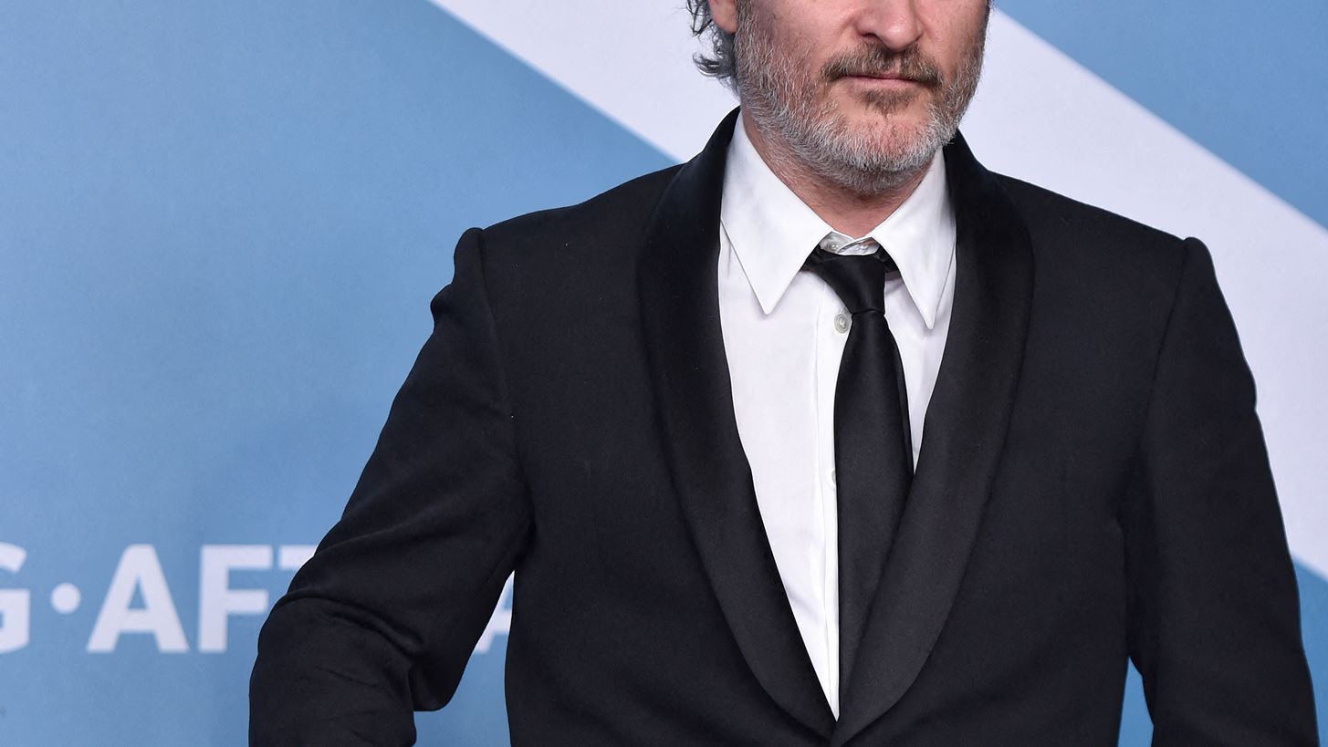 Sag Awards 2020: &#x39F; Joaquin Phoenix &#x3B1;&#x3C6;&#x3B9;&#x3AD;&#x3C1;&#x3C9;&#x3C3;&#x3B5; &#x3C4;&#x3BF; &#x3B2;&#x3C1;&#x3B1;&#x3B2;&#x3B5;&#x3AF;&#x3BF; &#x3C4;&#x3BF;&#x3C5; &#x3C3;&#x3C4;&#x3BF;&#x3BD; Heath Ledger