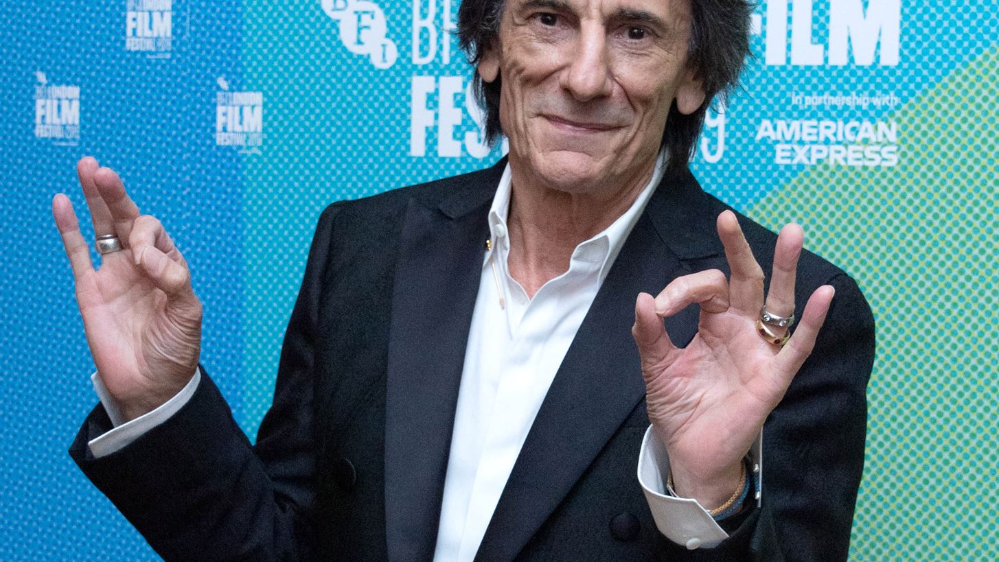 O Ronnie Wood &#x3C0;&#x3BF;&#x3C5;&#x3BB;&#x3AC;&#x3B5;&#x3B9; &#x3C4;&#x3BF;&#x3C5;&#x3C2; &#x3C0;&#x3AF;&#x3BD;&#x3B1;&#x3BA;&#x3AD;&#x3C2; &#x3C4;&#x3BF;&#x3C5;