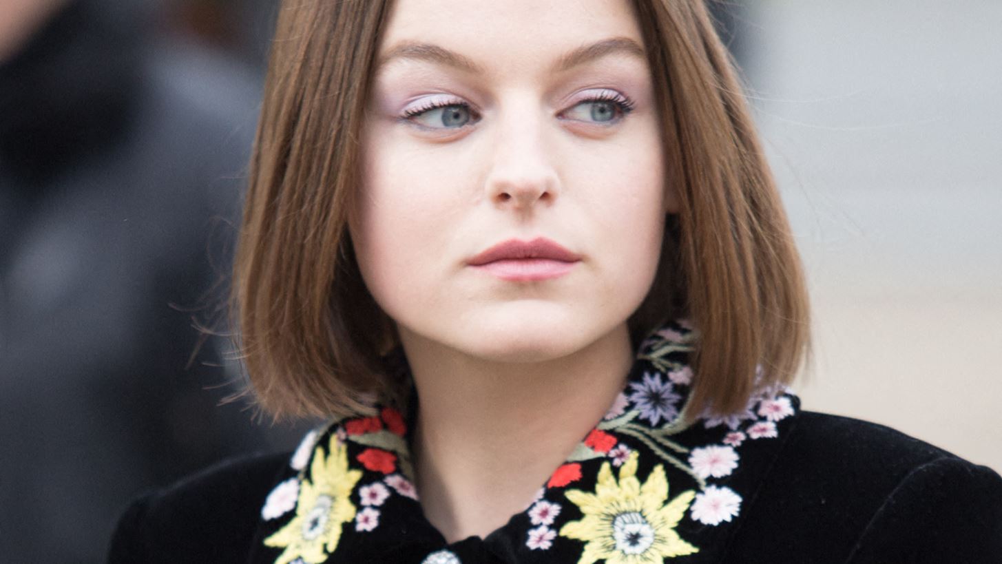 &#x397; Emma Corrin &#x3B5;&#x3AF;&#x3BD;&#x3B1;&#x3B9; &#x3B1;&#x3BD;&#x3B5;&#x3C1;&#x3C7;&#x3CC;&#x3BC;&#x3B5;&#x3BD;&#x3BF; style icon