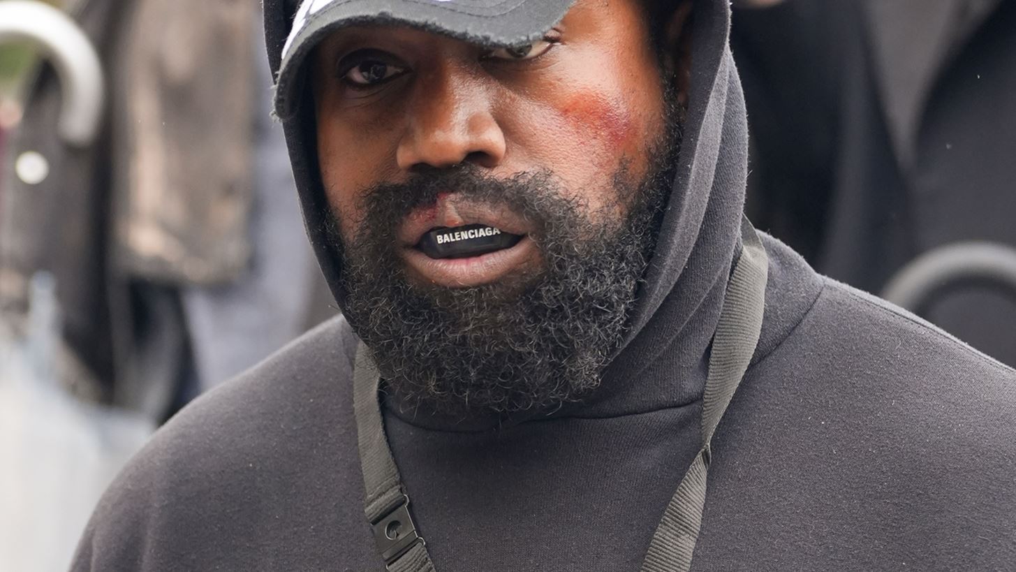&#x39F; &#x3BF;&#x3AF;&#x3BA;&#x3BF;&#x3C2; Balenciaga &#x3B4;&#x3B9;&#x3B1;&#x3BA;&#x3CC;&#x3C0;&#x3C4;&#x3B5;&#x3B9; &#x3C4;&#x3B7; &#x3C3;&#x3C5;&#x3BD;&#x3B5;&#x3C1;&#x3B3;&#x3B1;&#x3C3;&#x3AF;&#x3B1; &#x3C4;&#x3BF;&#x3C5; &#x3BC;&#x3B5; &#x3C4;&#x3BF;&#x3BD; Kanye West &#x3BC;&#x3B5;&#x3C4;&#x3AC; &#x3C4;&#x3B1; &#x3B1;&#x3BD;&#x3C4;&#x3B9;&#x3C3;&#x3B7;&#x3BC;&#x3B9;&#x3C4;&#x3B9;&#x3BA;&#x3AC; &#x3C3;&#x3C7;&#x3CC;&#x3BB;&#x3B9;&#x3B1; &#x3C4;&#x3BF;&#x3C5; &#x3C1;&#x3AC;&#x3C0;&#x3B5;&#x3C1;