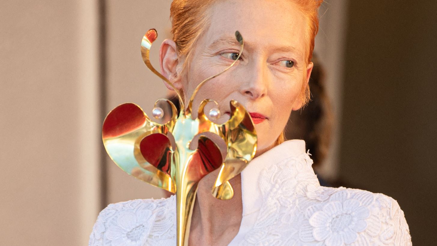 &#x3A4;&#x3BF; &#x3C5;&#x3C0;&#x3AD;&#x3C1;&#x3BF;&#x3C7;&#x3BF; Chanel coat dress &#x3C4;&#x3B7;&#x3C2; Tilda Swinton