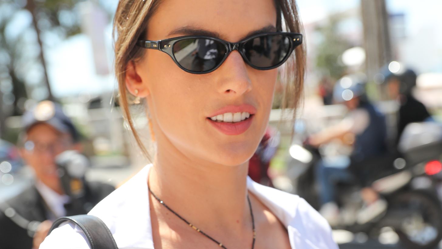 H Alessandra Ambrosio &#x3AD;&#x3BA;&#x3B1;&#x3BD;&#x3B5; &#x3C4;&#x3BF; &#x3C4;&#x3AD;&#x3BB;&#x3B5;&#x3B9;&#x3BF; summer look &#x3C3;&#x3C4;&#x3B9;&#x3C2; &#x39A;&#x3AC;&#x3BD;&#x3BD;&#x3B5;&#x3C2;