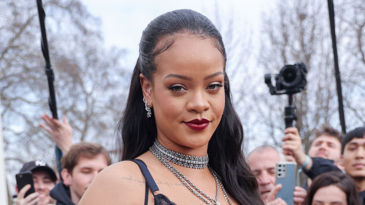 &#x397; &#x3C3;&#x3AD;&#x3BE;&#x3B9; maternity &#x3B5;&#x3BC;&#x3C6;&#x3AC;&#x3BD;&#x3B9;&#x3C3;&#x3B7; &#x3C4;&#x3B7;&#x3C2; Rihanna &#x3BC;&#x3B5; &#x3B5;&#x3C3;&#x3CE;&#x3C1;&#x3BF;&#x3C5;&#x3C7;&#x3B1; &#x3C3;&#x3C4;&#x3B7;&#x3BD; &#x3B5;&#x3C0;&#x3AF;&#x3B4;&#x3B5;&#x3B9;&#x3BE;&#x3B7; &#x3C4;&#x3BF;&#x3C5; Dior