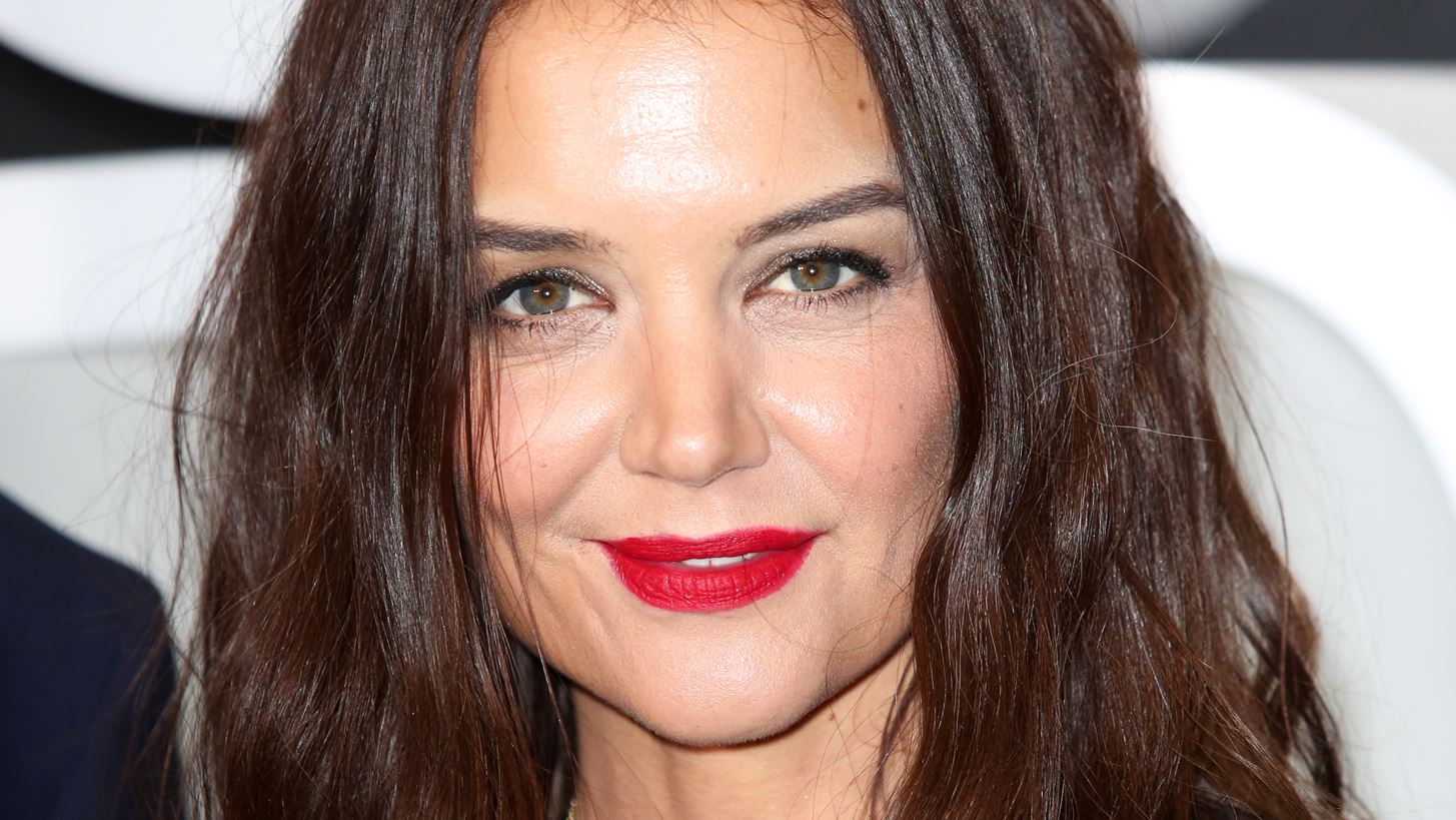 &#x397; Katie Holmes &#x3C3;&#x3BF;&#x3CD; &#x3B4;&#x3B5;&#x3AF;&#x3C7;&#x3BD;&#x3B5;&#x3B9; &#x3C0;&#x3CE;&#x3C2; &#x3BD;&#x3B1; &#x3C6;&#x3BF;&#x3C1;&#x3AD;&#x3C3;&#x3B5;&#x3B9;&#x3C2; &#x3C4;&#x3BF; &#x3BC;&#x3B9;&#x3BA;&#x3C1;&#x3CC; &#x3BC;&#x3B1;&#x3CD;&#x3C1;&#x3BF; &#x3C6;&#x3CC;&#x3C1;&#x3B5;&#x3BC;&#x3B1;
