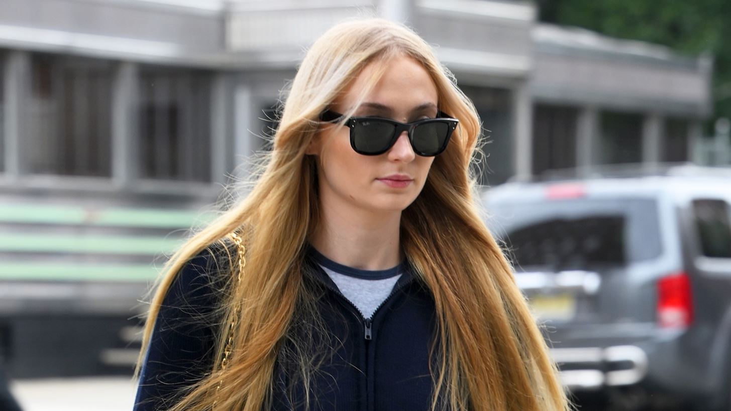 Sophie Turner | &#x39D;&#x3AD;&#x3B1; &#x3B5;&#x3BC;&#x3C6;&#x3AC;&#x3BD;&#x3B9;&#x3C3;&#x3B7; &#x3BA;&#x3B1;&#x3B9; &#x3C4;&#x3C1;&#x3C5;&#x3C6;&#x3B5;&#x3C1;&#x3AC; &#x3C6;&#x3B9;&#x3BB;&#x3B9;&#x3AC; &#x3BC;&#x3B5; &#x3C4;&#x3BF;&#x3BD; Peregrine Pearson