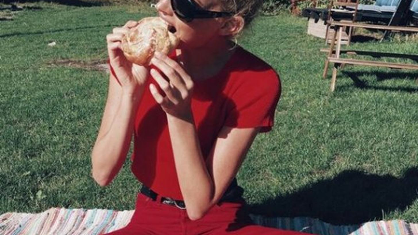 Τροφές για τέλειο δέρμα: Να τι τρώει ένα μοντέλο για υγιές πρόσωπο