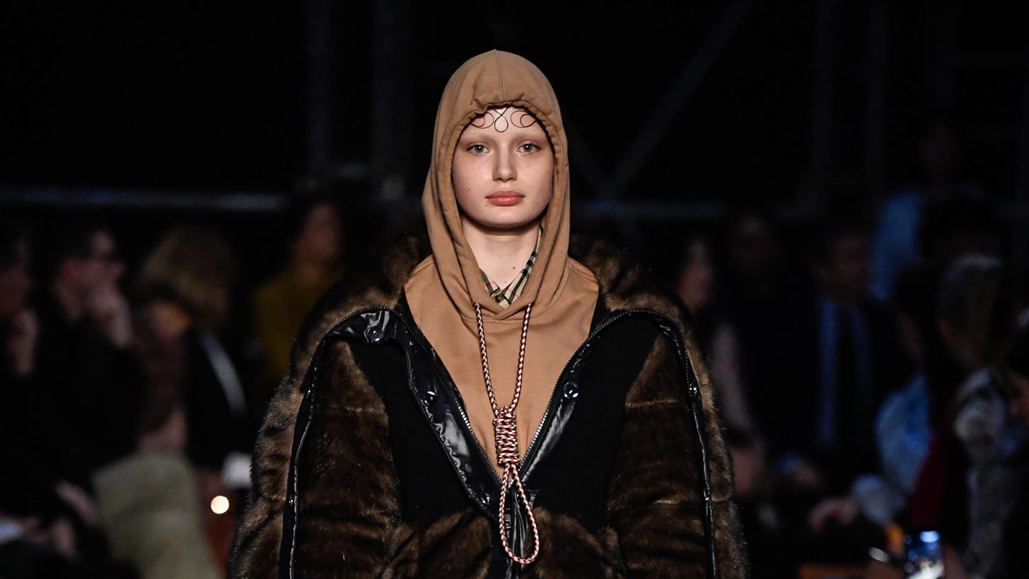 &#x39F; &#x3BF;&#x3AF;&#x3BA;&#x3BF;&#x3C2; Burberry &#x3C0;&#x3C1;&#x3BF;&#x3BA;&#x3AC;&#x3BB;&#x3B5;&#x3C3;&#x3B5; &#x3B8;&#x3CD;&#x3B5;&#x3BB;&#x3BB;&#x3B1; &#x3B1;&#x3BD;&#x3C4;&#x3B9;&#x3B4;&#x3C1;&#x3AC;&#x3C3;&#x3B5;&#x3C9;&#x3BD; &#x3BC;&#x3B5; &#x3AD;&#x3BD;&#x3B1; &#x3C6;&#x3BF;&#x3CD;&#x3C4;&#x3B5;&#x3C1;