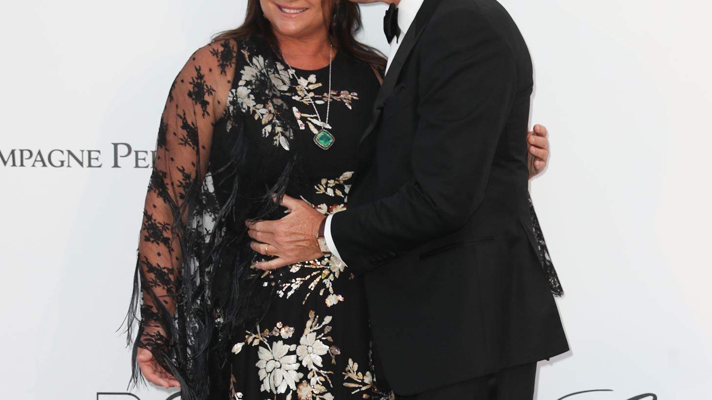 &#x39F; Pierce Brosnan &#x3B3;&#x3B9;&#x3BF;&#x3C1;&#x3C4;&#x3AC;&#x3B6;&#x3B5;&#x3B9; &#x3C4;&#x3B1; 25 &#x3C7;&#x3C1;&#x3CC;&#x3BD;&#x3B9;&#x3B1; &#x3C3;&#x3C7;&#x3AD;&#x3C3;&#x3B7;&#x3C2; &#x3C4;&#x3BF;&#x3C5; &#x3BC;&#x3B5; &#x3C4;&#x3B7;&#x3BD; Kelly Shaye