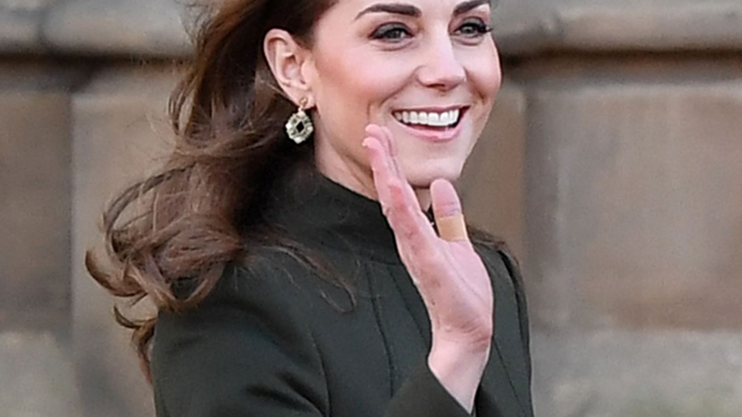Kate Middleton | &#x39C;&#x3B5; Zara &#x3C6;&#x3CC;&#x3C1;&#x3B5;&#x3BC;&#x3B1; &#x3C0;&#x3BF;&#x3C5; &#x3BA;&#x3BF;&#x3BB;&#x3B1;&#x3BA;&#x3B5;&#x3CD;&#x3B5;&#x3B9; &#x3BA;&#x3AC;&#x3B8;&#x3B5; &#x3C3;&#x3C9;&#x3BC;&#x3B1;&#x3C4;&#x3CC;&#x3C4;&#x3C5;&#x3C0;&#x3BF;