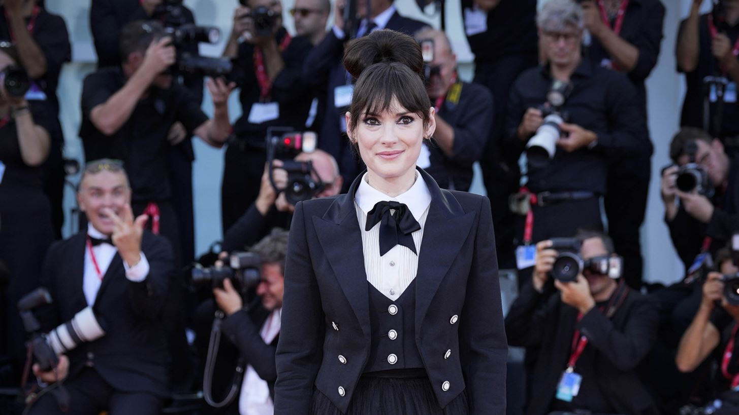 81o &#x3A6;&#x3B5;&#x3C3;&#x3C4;&#x3B9;&#x3B2;&#x3AC;&#x3BB; &#x392;&#x3B5;&#x3BD;&#x3B5;&#x3C4;&#x3AF;&#x3B1;&#x3C2; | &#x397; Winona Ryder &#x3C0;&#x3B5;&#x3C1;&#x3C0;&#x3AC;&#x3C4;&#x3B7;&#x3C3;&#x3B5; &#x3C4;&#x3BF; &#x3BA;&#x3CC;&#x3BA;&#x3BA;&#x3B9;&#x3BD;&#x3BF; &#x3C7;&#x3B1;&#x3BB;&#x3AF; &#x3C7;&#x3AD;&#x3C1;&#x3B9; - &#x3C7;&#x3AD;&#x3C1;&#x3B9; &#x3BC;&#x3B5; &#x3C4;&#x3BF;&#x3BD; &#x3C3;&#x3CD;&#x3BD;&#x3C4;&#x3C1;&#x3BF;&#x3C6;&#x3CC; &#x3C4;&#x3B7;&#x3C2;