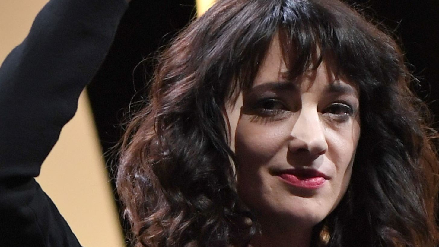 Asia Argento: &#x391;&#x3C1;&#x3BD;&#x3B5;&#x3AF;&#x3C4;&#x3B1;&#x3B9; &#x3C4;&#x3B9;&#x3C2; &#x3BA;&#x3B1;&#x3C4;&#x3B7;&#x3B3;&#x3BF;&#x3C1;&#x3AF;&#x3B5;&#x3C2; &#x3C0;&#x3B5;&#x3C1;&#x3AF; &#x3C3;&#x3B5;&#x3BE;&#x3BF;&#x3C5;&#x3B1;&#x3BB;&#x3B9;&#x3BA;&#x3AE;&#x3C2; &#x3B5;&#x3C0;&#x3AF;&#x3B8;&#x3B5;&#x3C3;&#x3B7;&#x3C2;