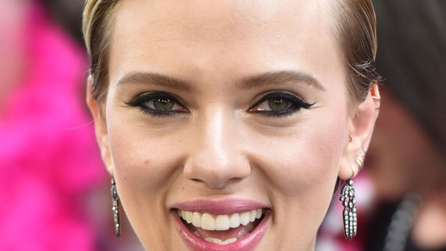 Scarlett Johansson &#x2013; Colin Jost | &#x397; &#x3C3;&#x3C7;&#x3AD;&#x3C3;&#x3B7; &#x3C4;&#x3BF;&#x3C5;&#x3C2; &#x3BC;&#x3CC;&#x3BB;&#x3B9;&#x3C2; &#x3C3;&#x3BF;&#x3B2;&#x3AC;&#x3C1;&#x3B5;&#x3C8;&#x3B5;!